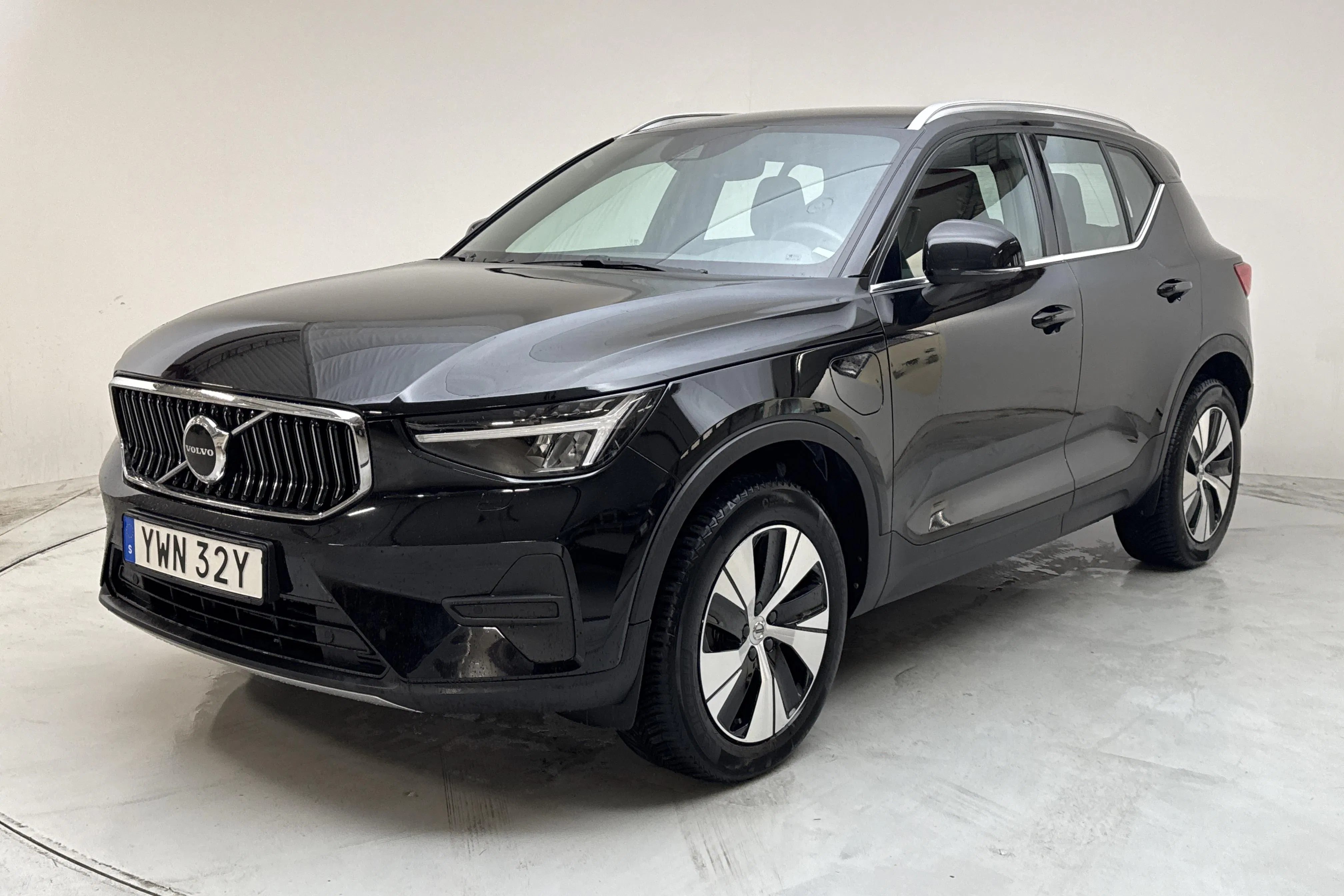 Presentationsfoto 1 av 17: Volvo XC40 T4 2WD Twin Engine (211hk) - 7 241 mil - Automat - svart - 2023