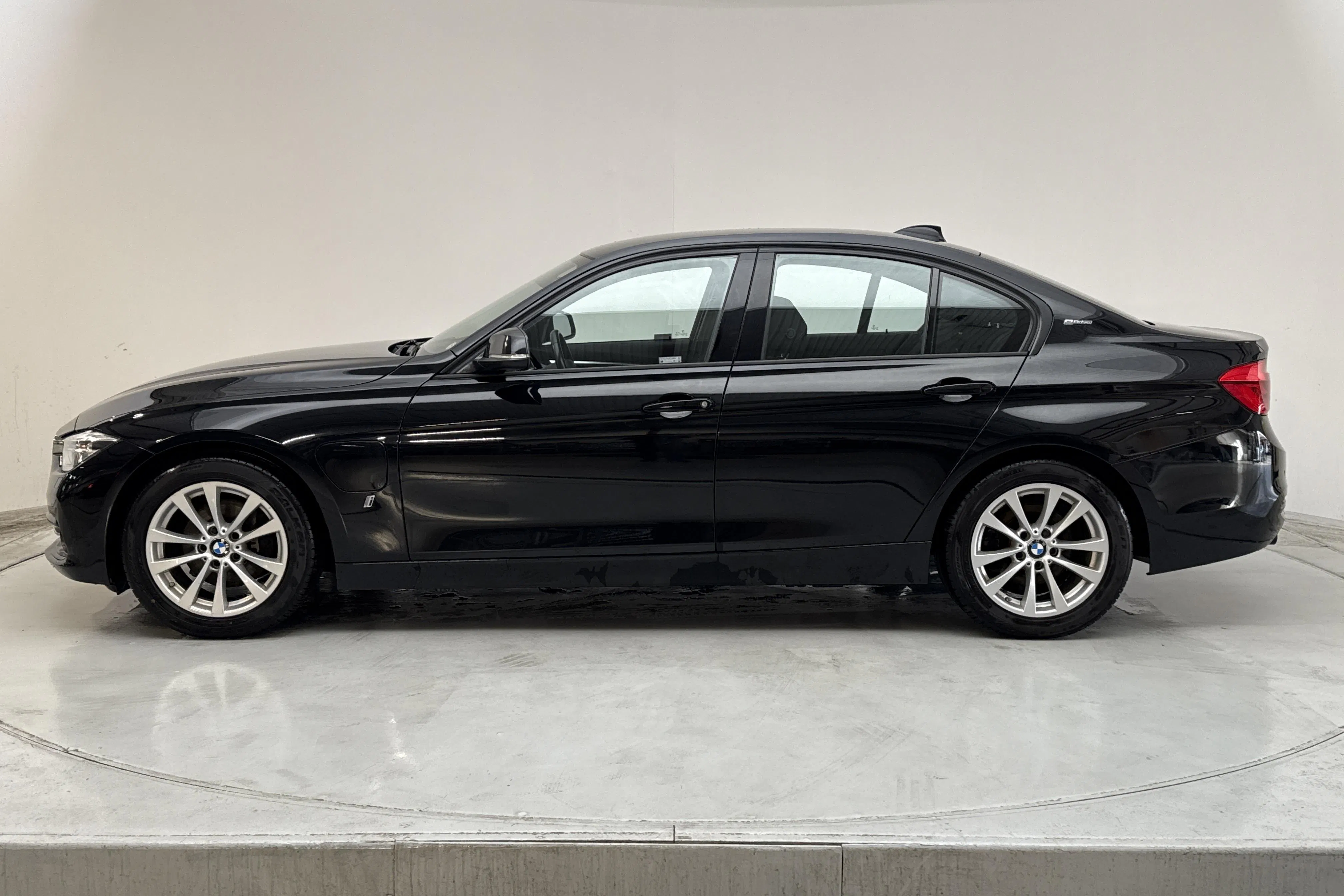 Presentation photo 2 of 15: BMW 330e Sedan, F30 (252hk) - 111 180 km - Automatic - black - 2018