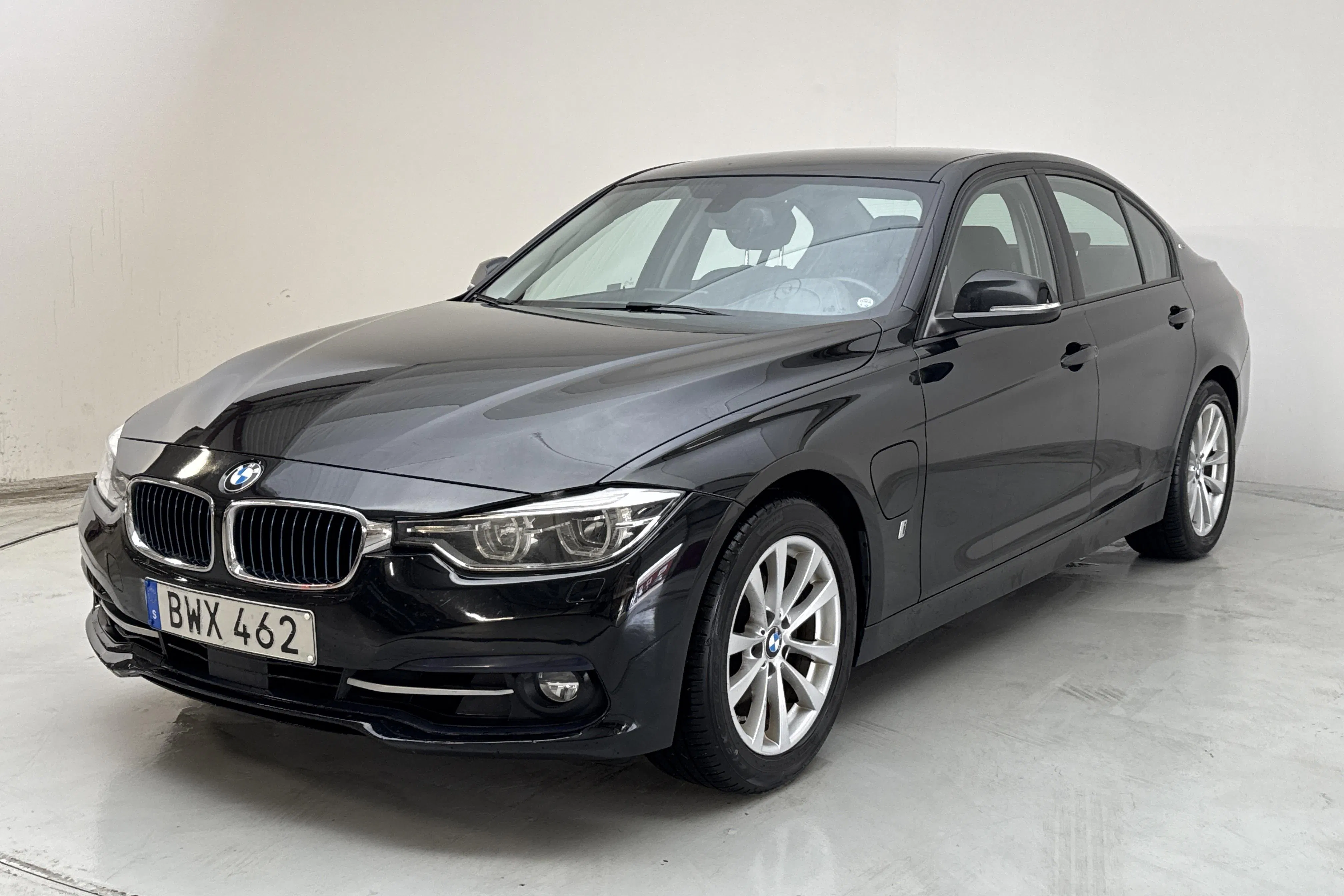 Presentation photo 1 of 15: BMW 330e Sedan, F30 (252hk) - 111 180 km - Automatic - black - 2018