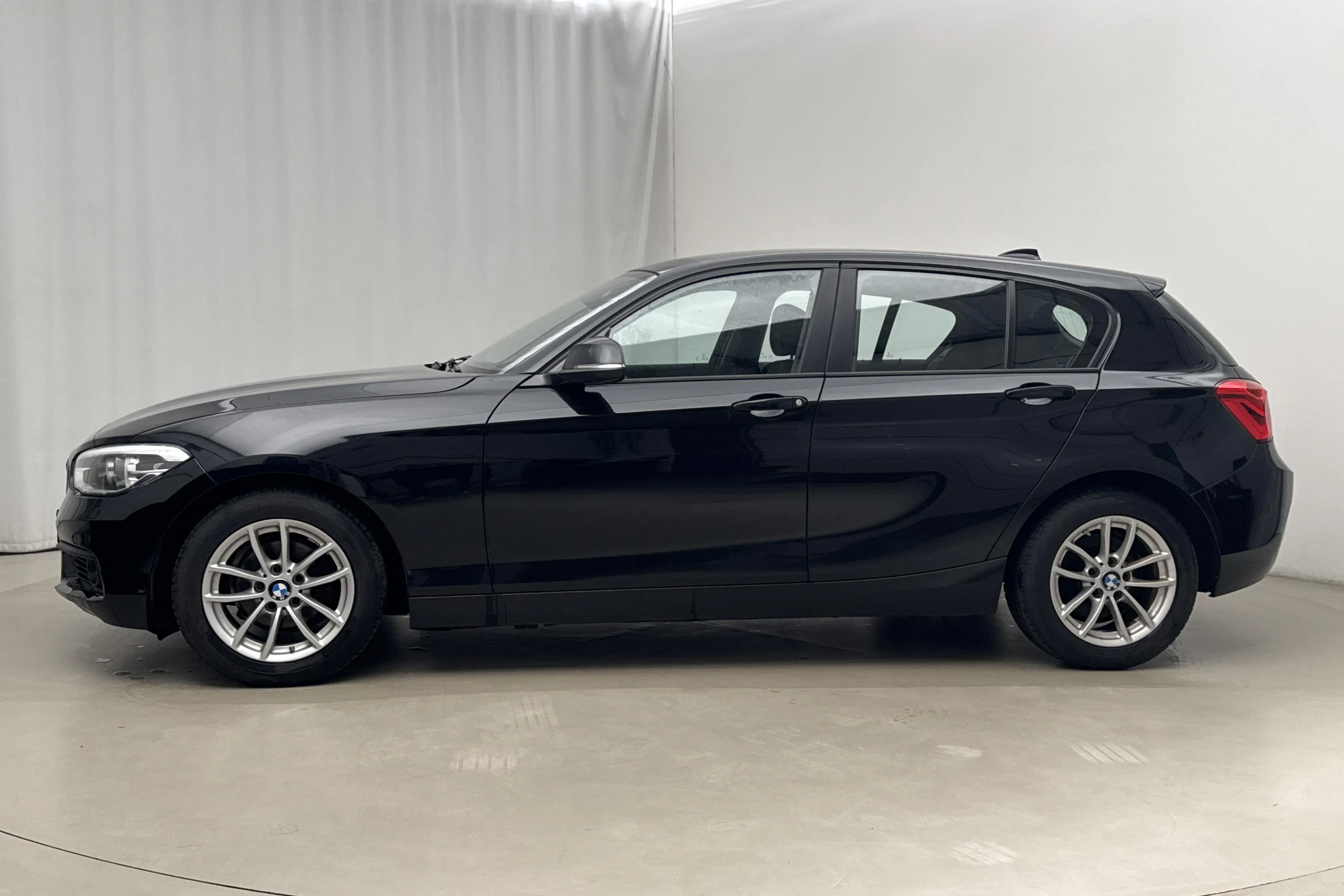 Presentationsfoto 2 av 16: BMW 116d 5dr, F20 (116hk) - 12 911 mil - Automat - svart - 2016