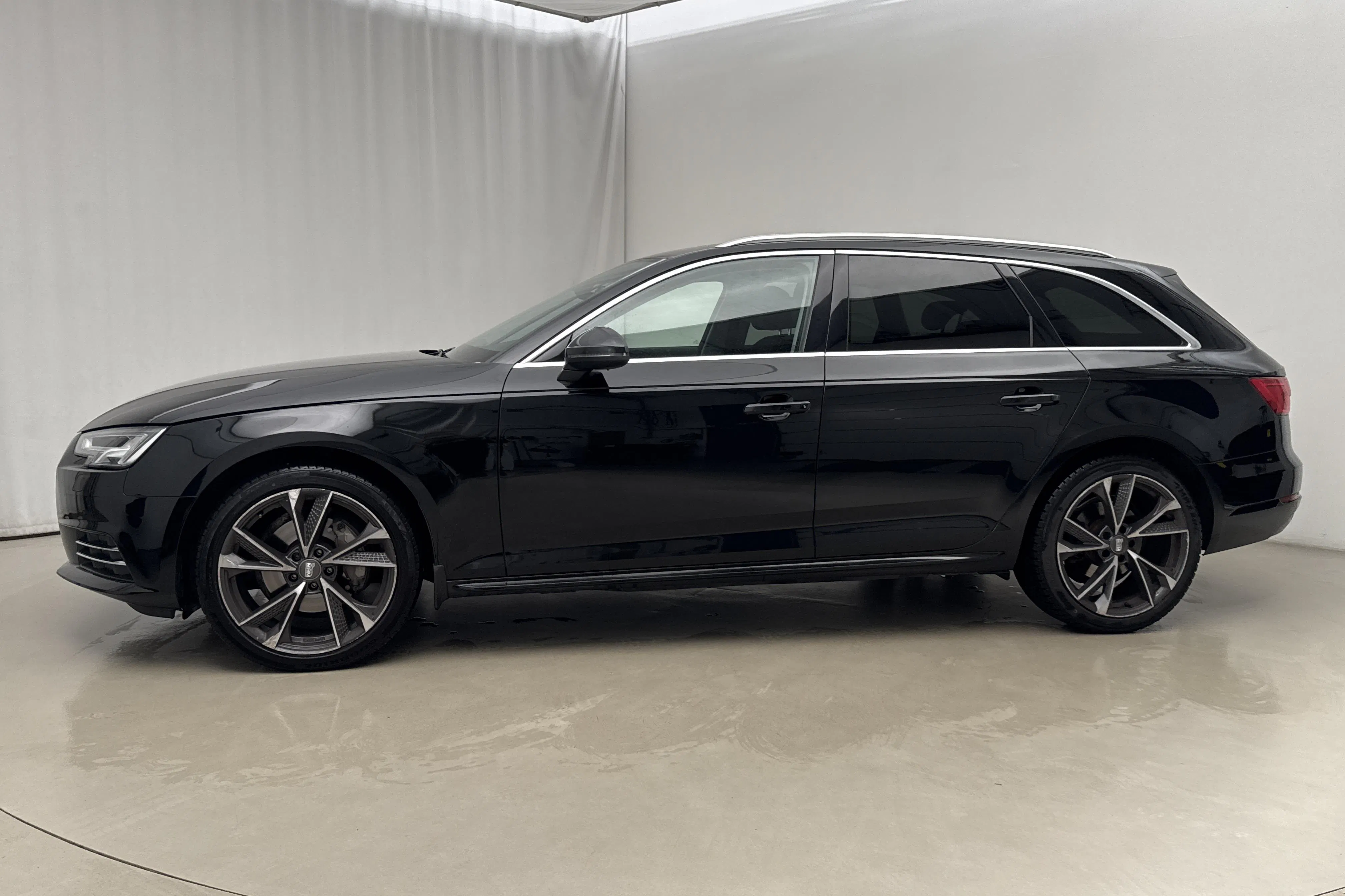 Presentationsfoto 2 av 15: Audi A4 2.0 TDI Avant (190hk) - 16 986 mil - Automat - svart - 2017