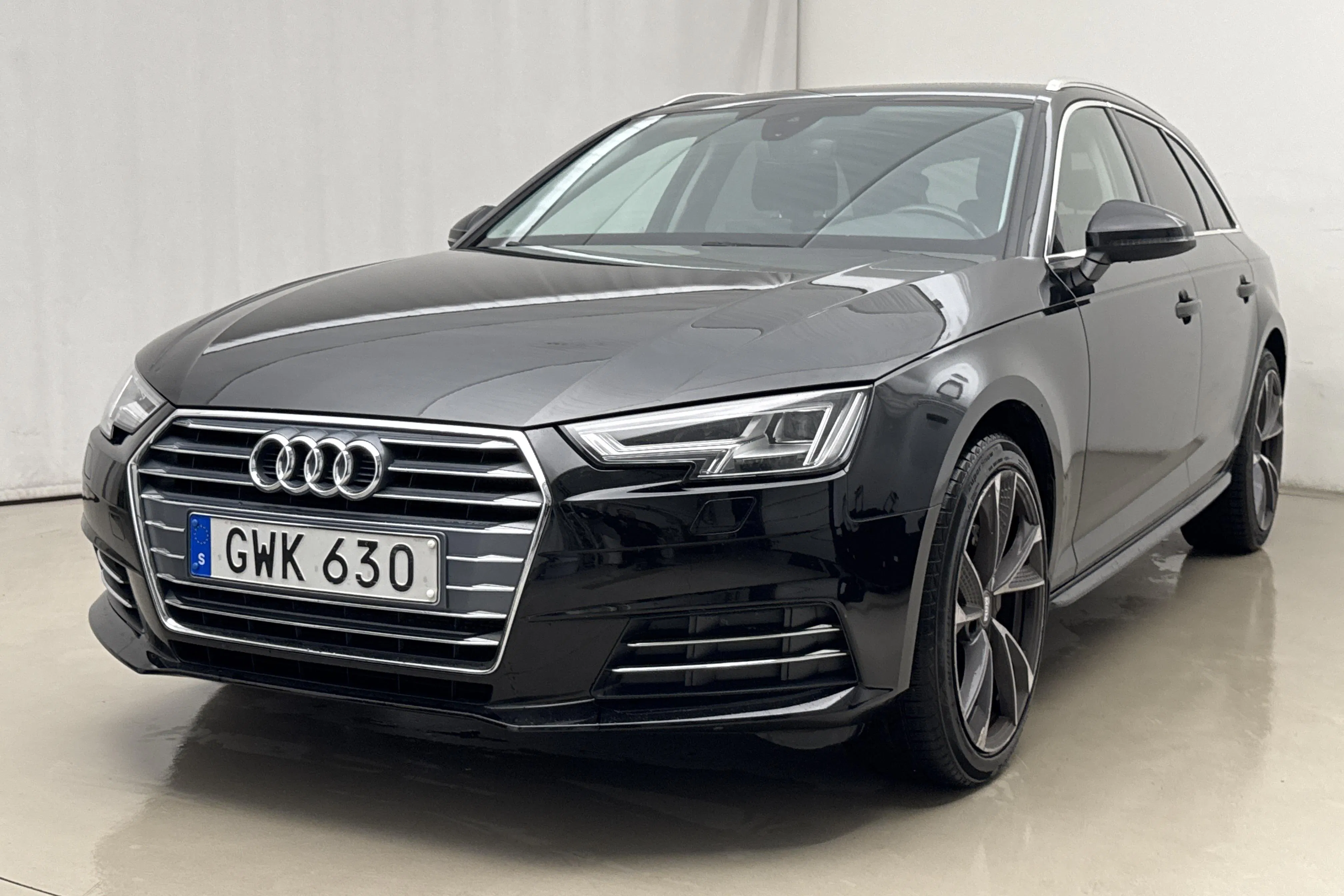 Presentationsfoto 1 av 15: Audi A4 2.0 TDI Avant (190hk) - 16 986 mil - Automat - svart - 2017