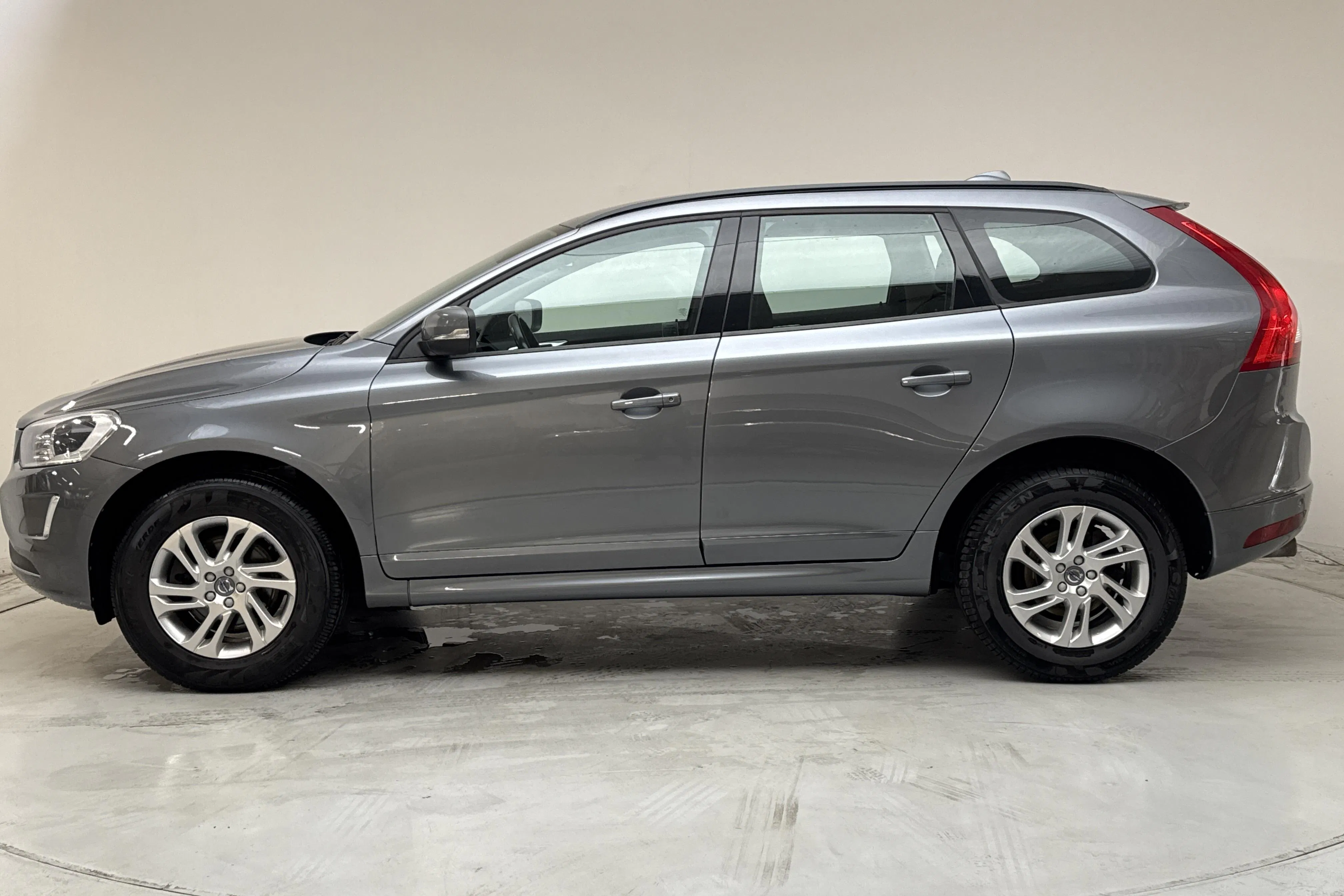 Presentation photo 2 of 13: Volvo XC60 D3 2WD (150hk) - 260 790 km - Manual - gray - 2017