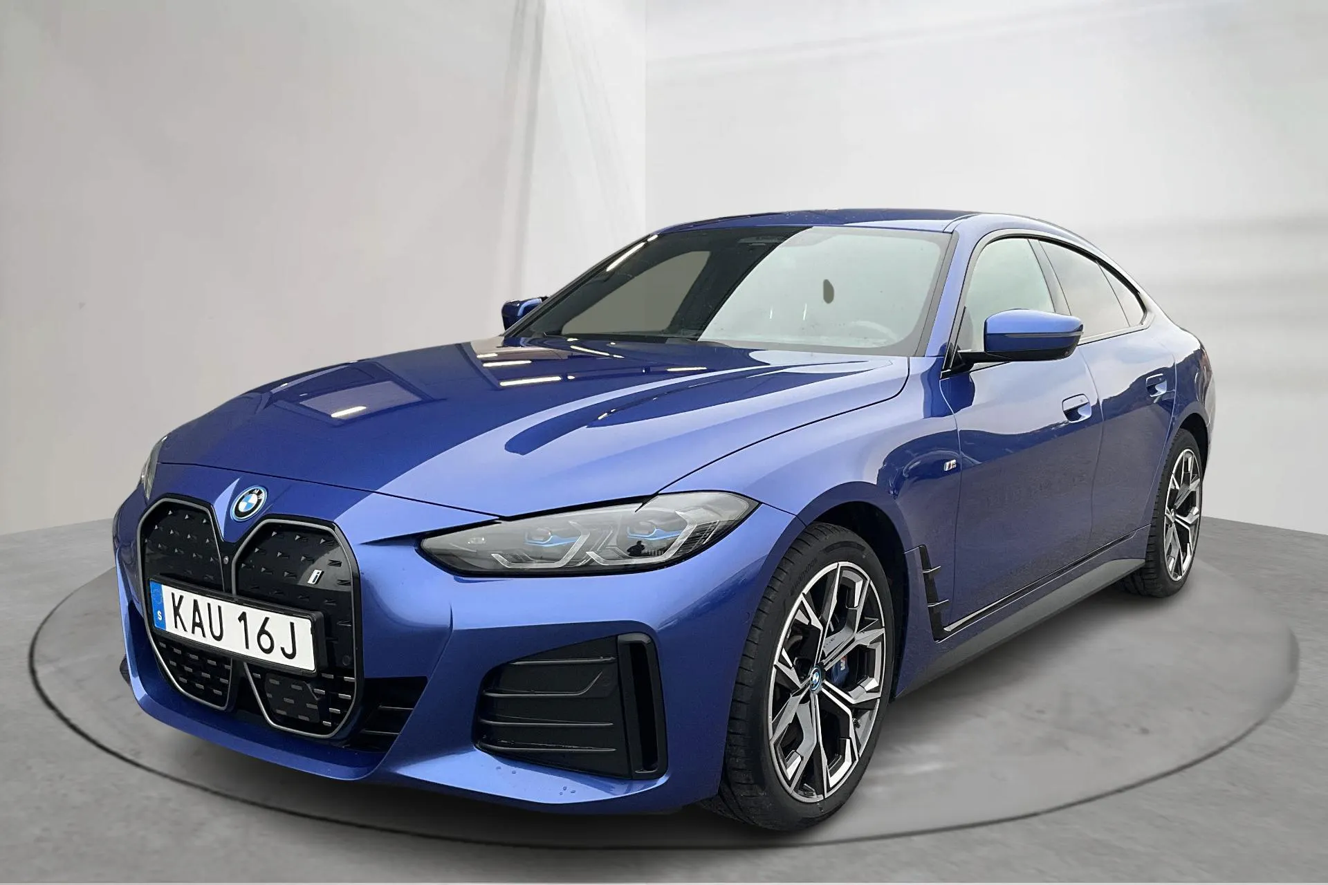 Presentationsfoto 1 av 20: BMW i4 eDrive40, G26 (340hk) - 7 628 mil - Automat - blå - 2024