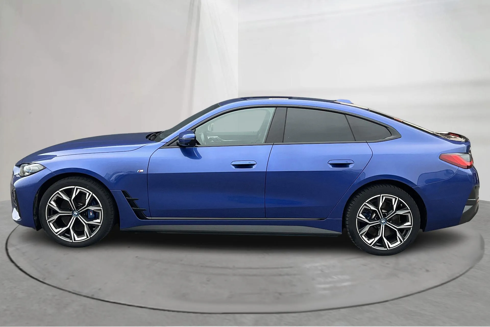 Presentationsfoto 2 av 20: BMW i4 eDrive40, G26 (340hk) - 7 628 mil - Automat - blå - 2024
