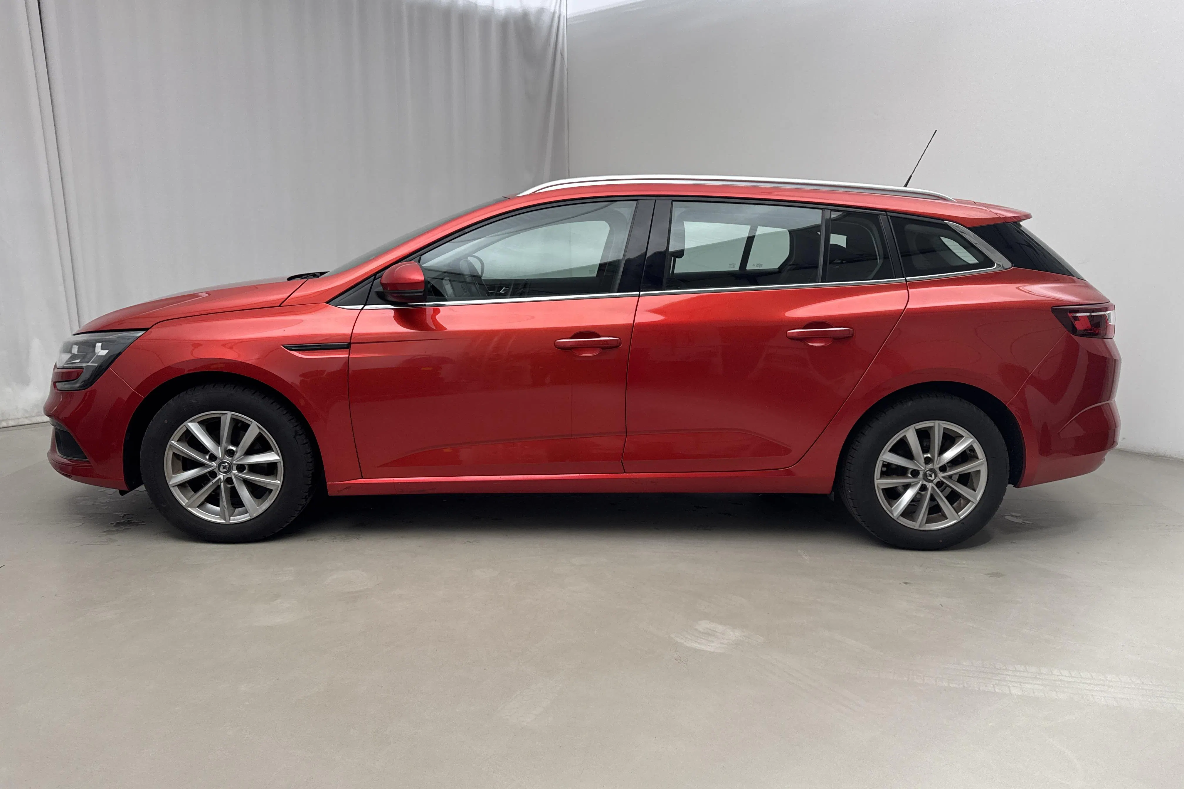 Presentationsfoto 2 av 15: Renault Mégane 1.2 TCe Sport Tourer (130hk) - 7 608 mil - Manuell - röd - 2018
