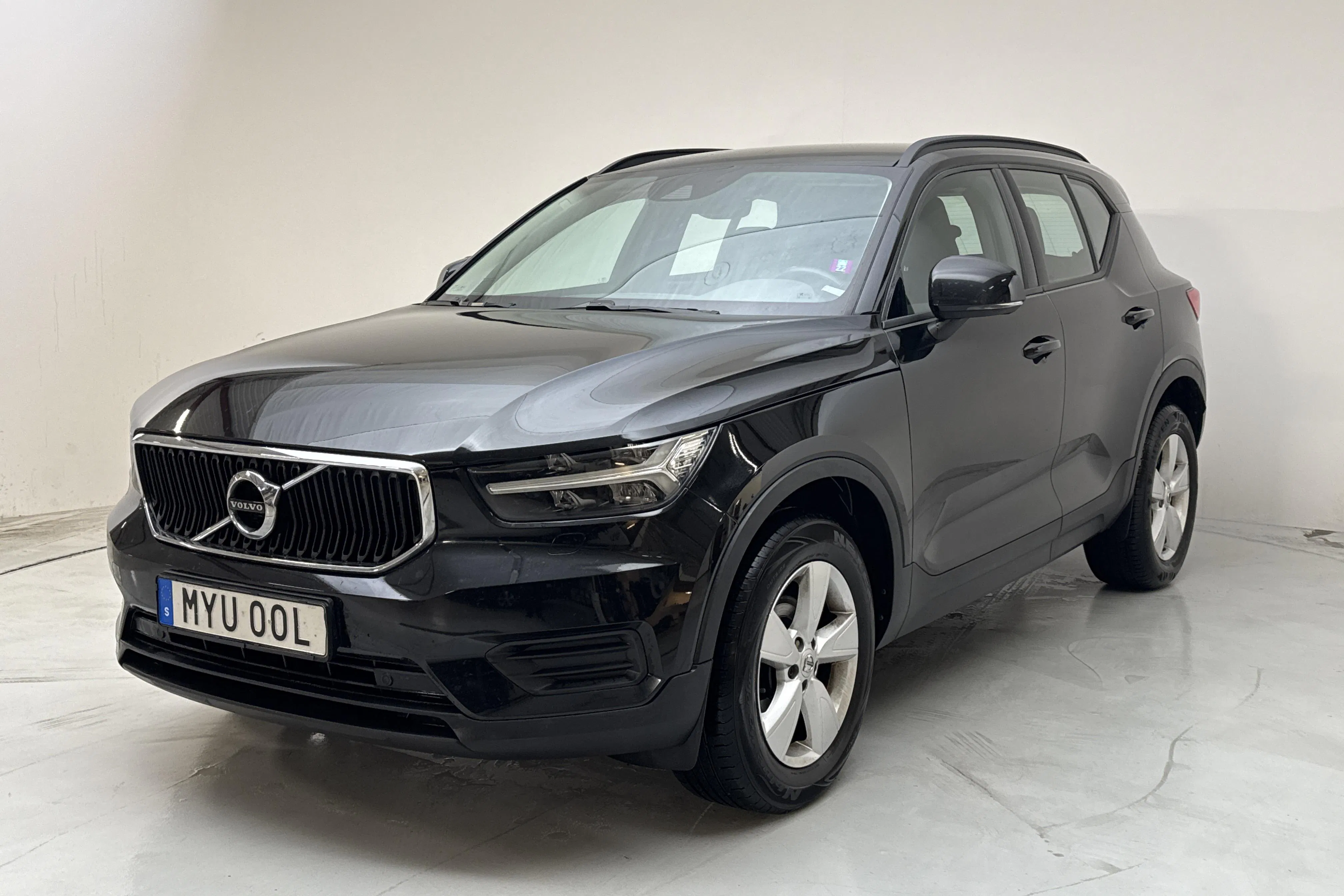 Presentationsfoto 1 av 15: Volvo XC40 D3 2WD (150hk) - 16 765 mil - Manuell - svart - 2020