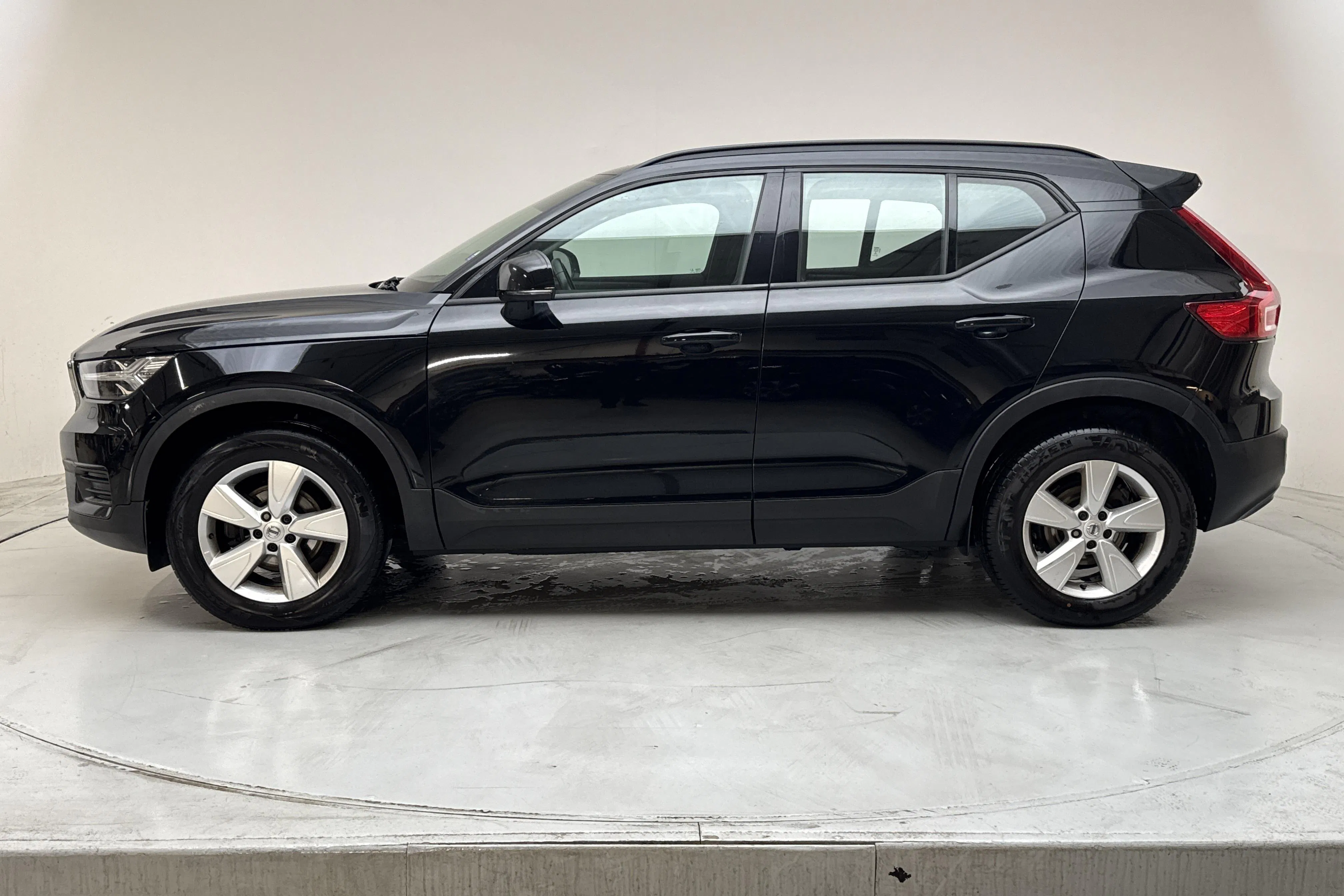 Presentationsfoto 2 av 15: Volvo XC40 D3 2WD (150hk) - 16 765 mil - Manuell - svart - 2020