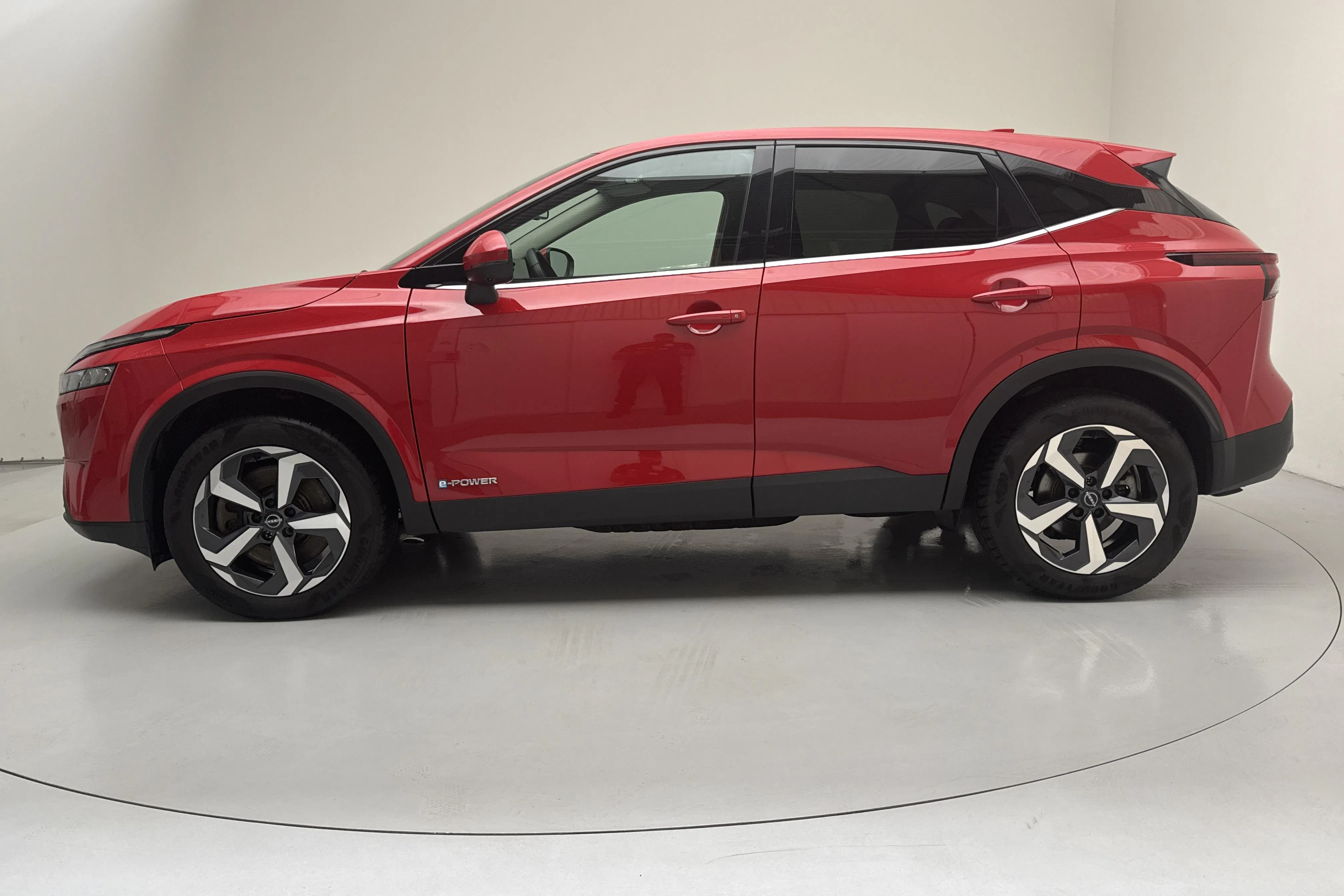 Presentationsfoto 2 av 15: Nissan Qashqai e-power (190hk) - 4 096 mil - Automat - röd - 2023