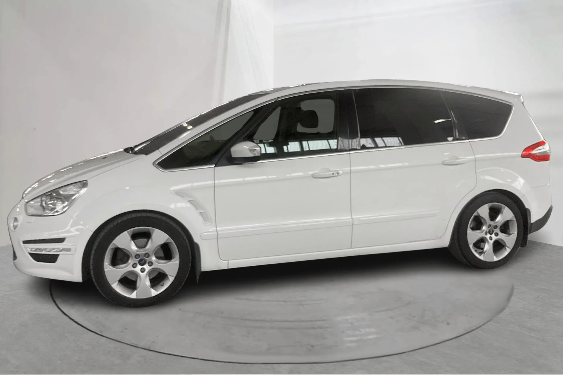 Presentationsfoto 2 av 17: Ford S-MAX 2.2 Duratorq TDCi (200hk) - 15 767 mil - Automat - vit - 2015