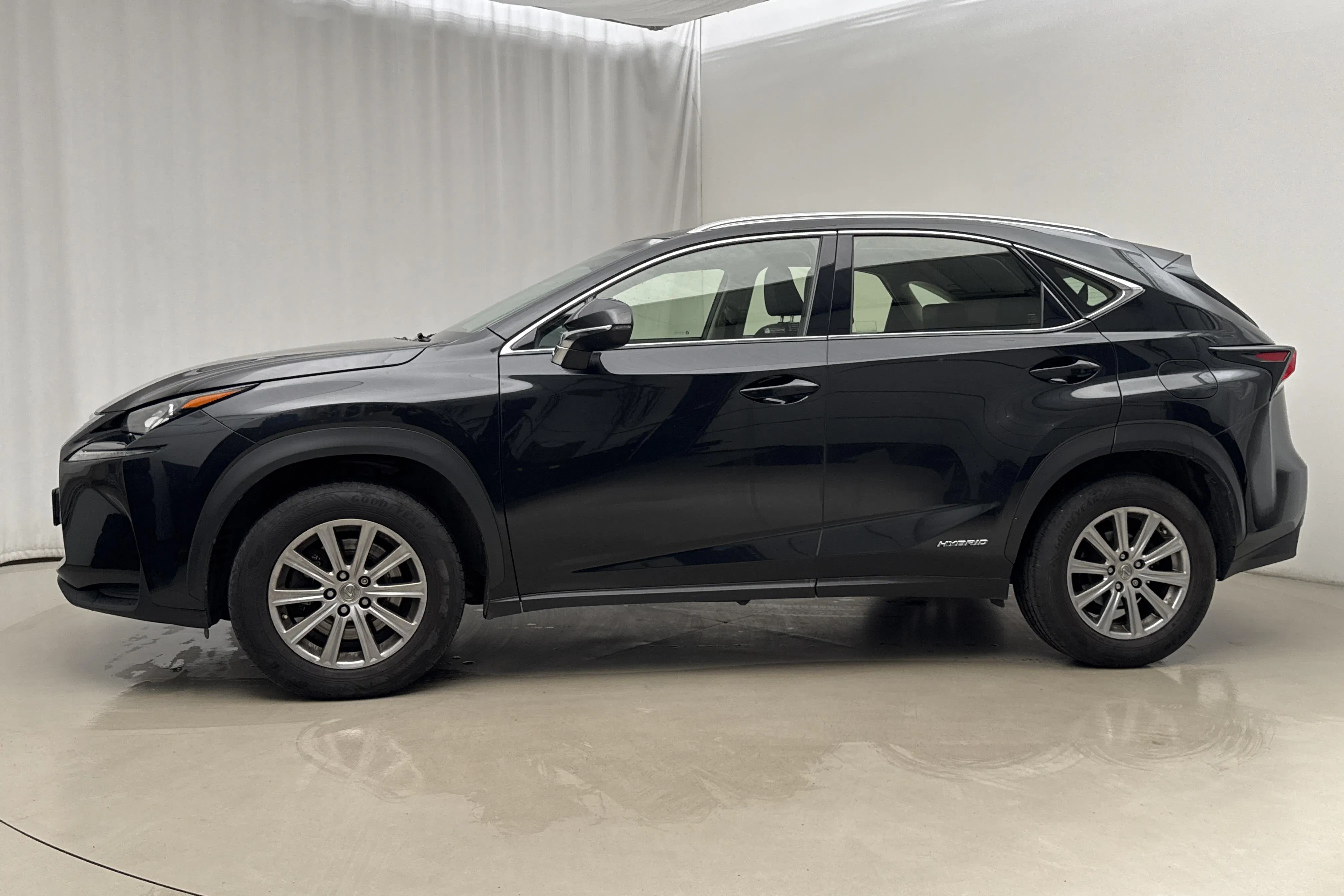 Presentation photo 2 of 16: Lexus NX 300h AWD (181hk) - 239 650 km - Automatic - black - 2016