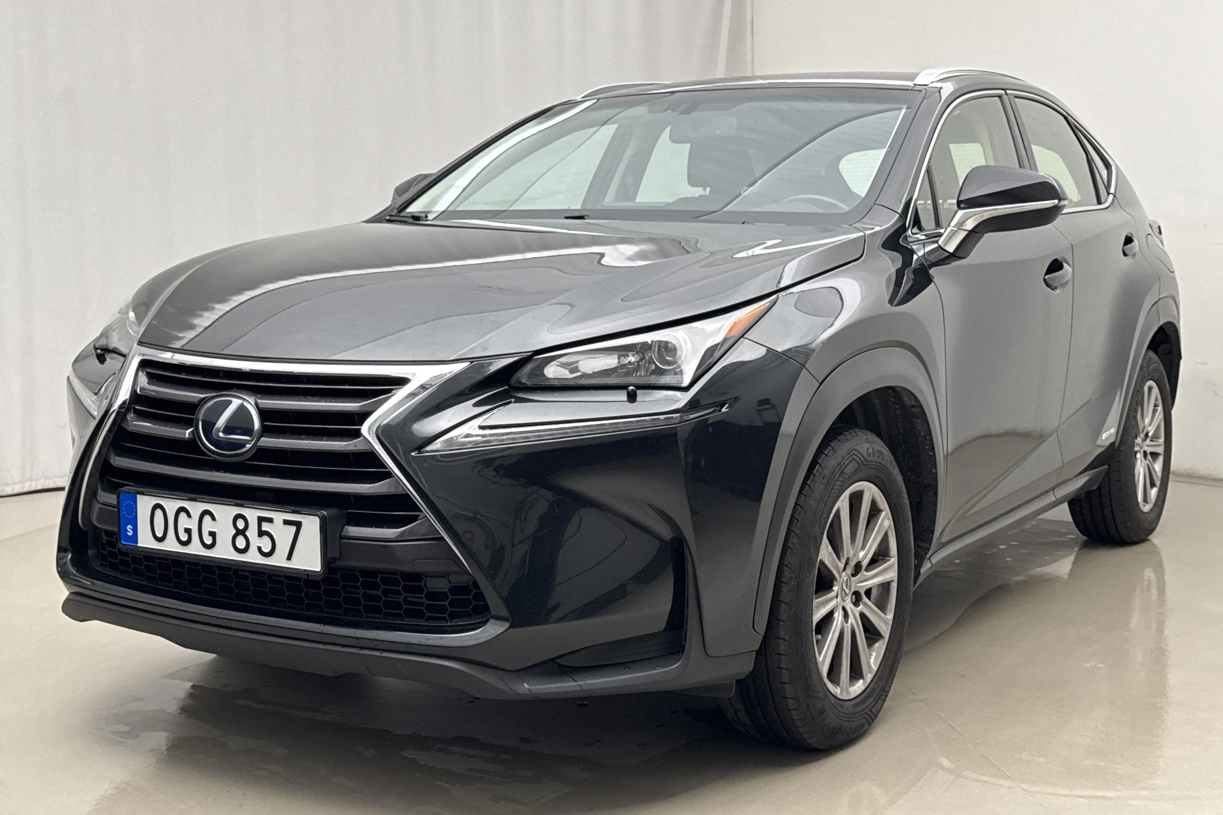 Presentation photo 1 of 16: Lexus NX 300h AWD (181hk) - 239 650 km - Automatic - black - 2016