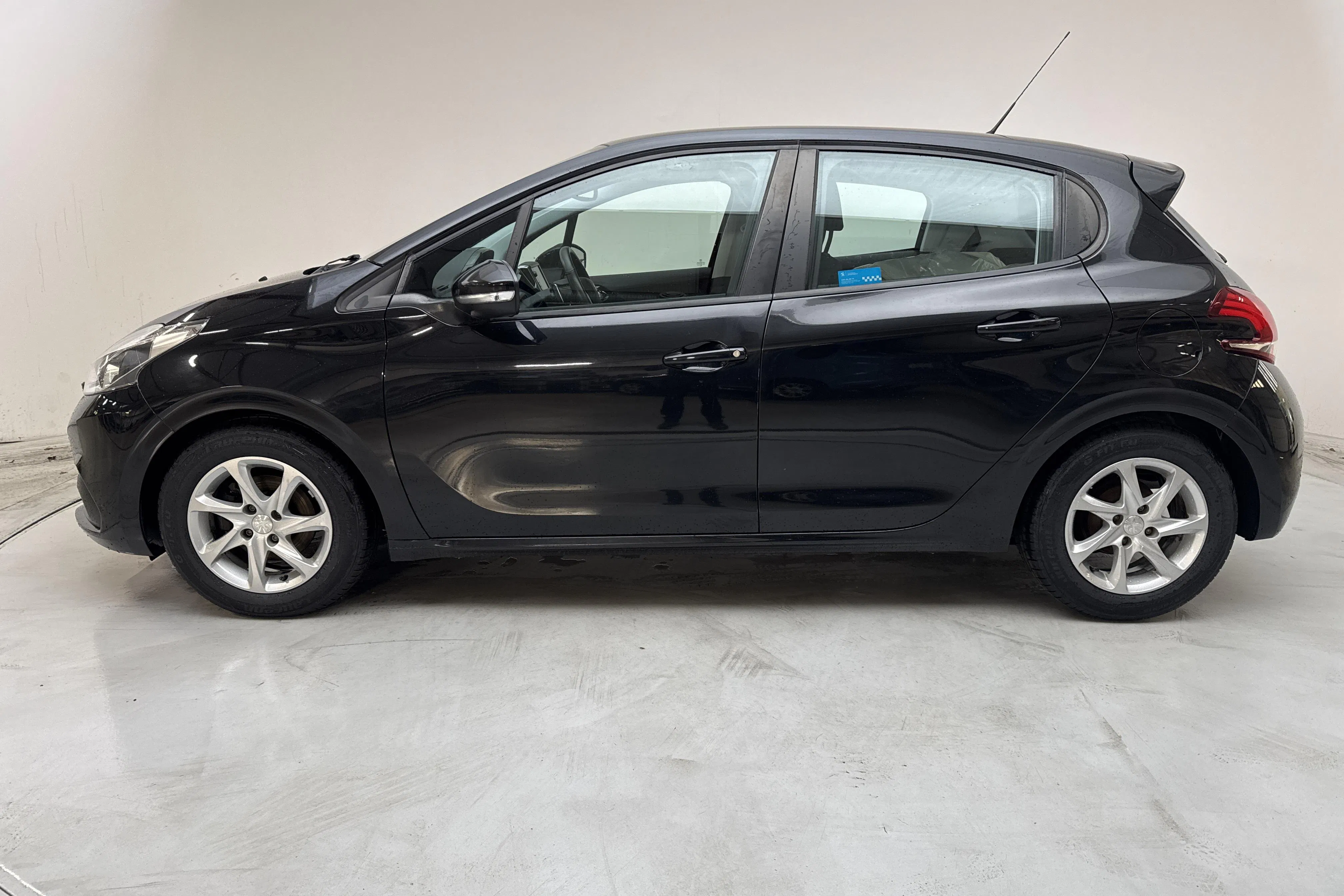 Presentation photo 2 of 11: Peugeot 208 PureTech 5dr (82hk) - 68 410 km - Automatic - black - 2018