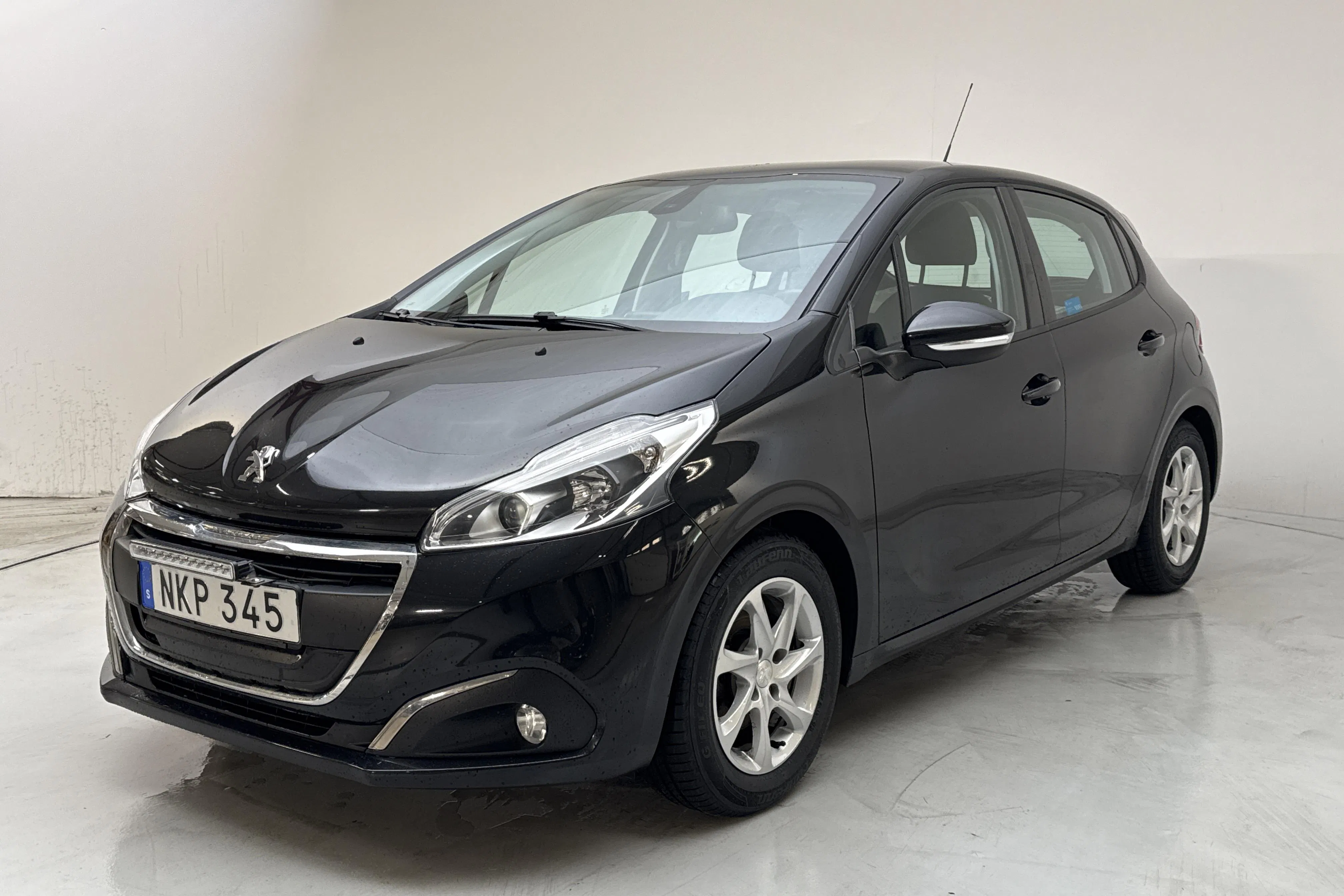 Presentation photo 1 of 11: Peugeot 208 PureTech 5dr (82hk) - 68 410 km - Automatic - black - 2018