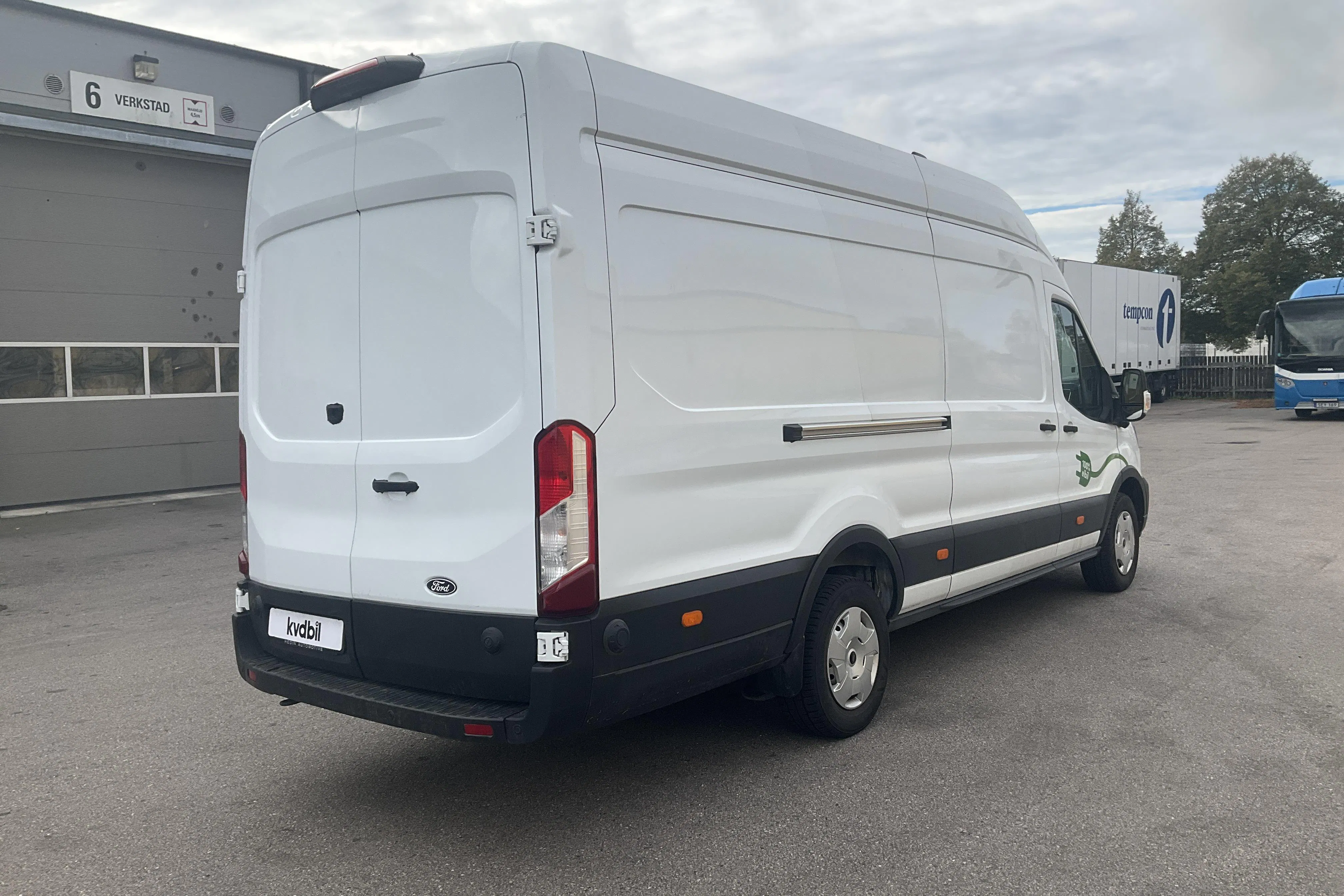 Presentationsfoto 2 av 35: Ford e-Transit 350 RWD 68kWh Skåp (269hk) - 10 350 km - Automat - vit - 2025