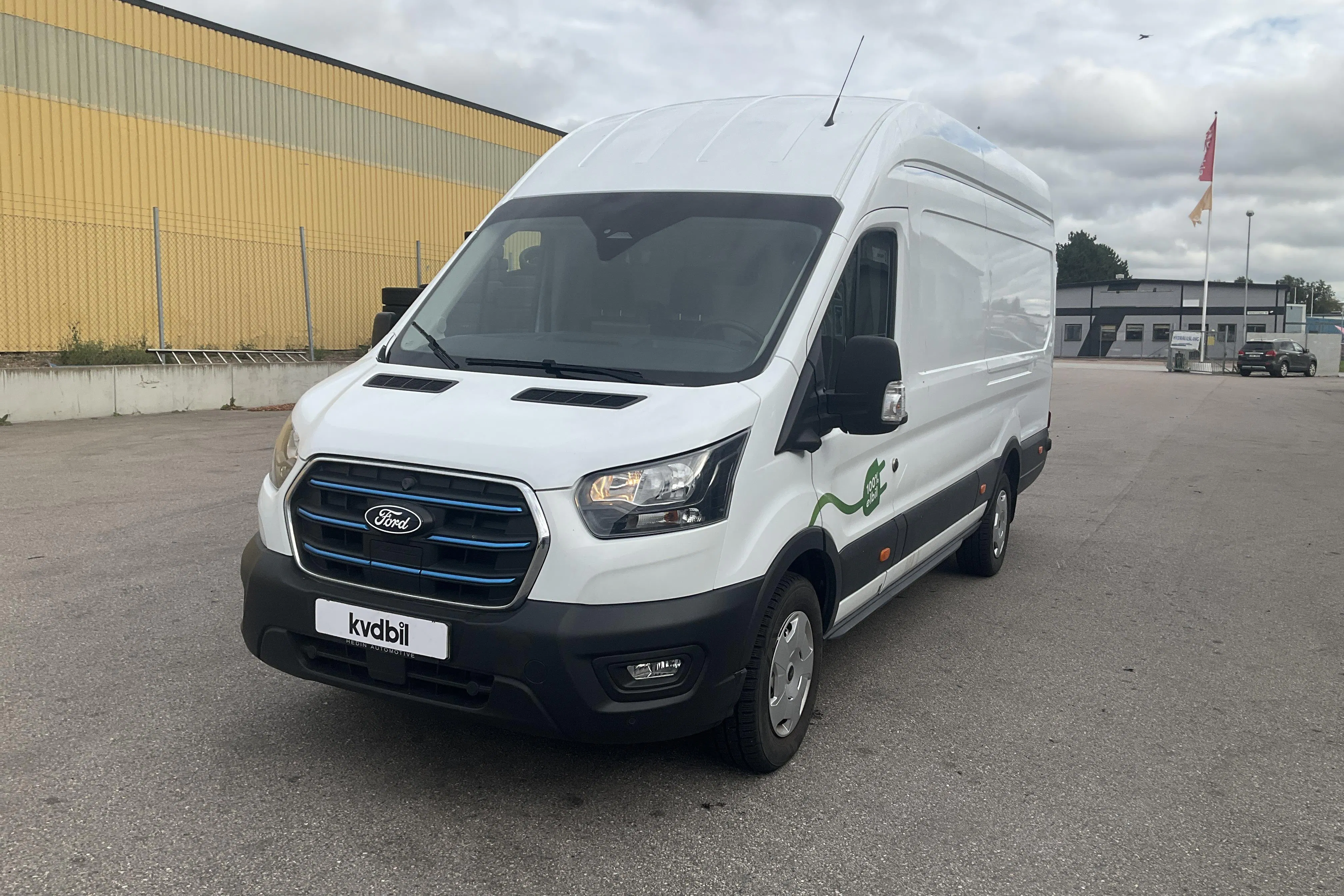 Presentationsfoto 1 av 35: Ford e-Transit 350 RWD 68kWh Skåp (269hk) - 10 350 km - Automat - vit - 2025