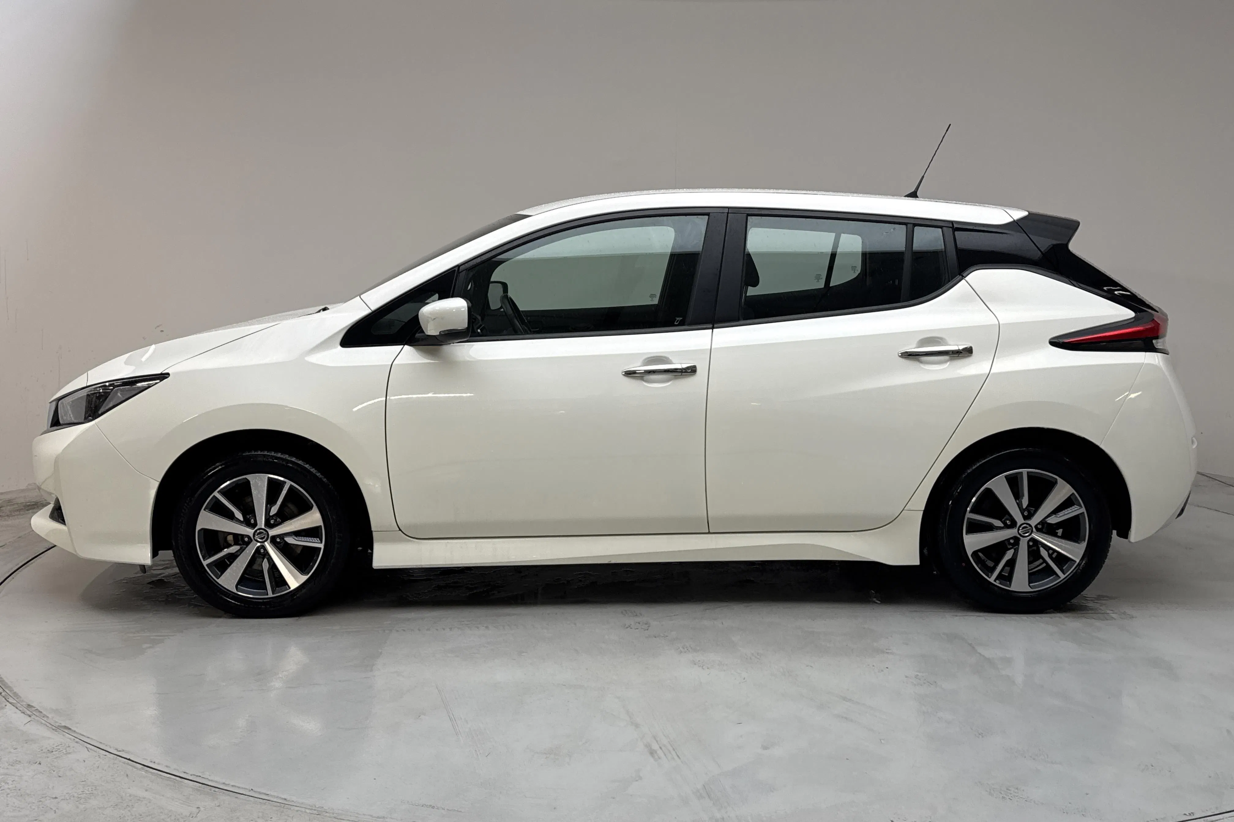 Presentationsfoto 2 av 15: Nissan LEAF 5dr 40kWh (150hk) - 5 103 mil - Automat - vit - 2022
