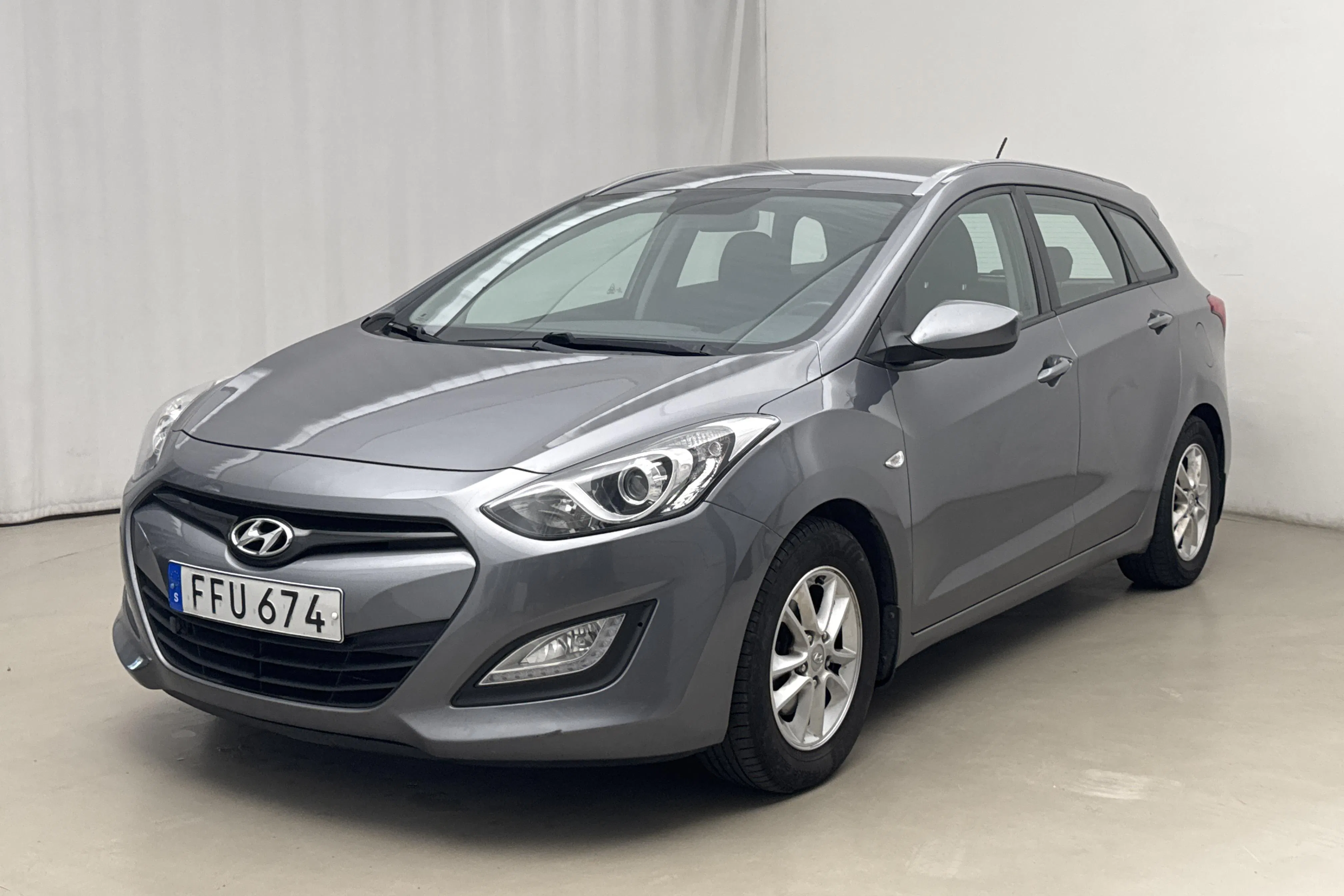 Presentation photo 1 of 17: Hyundai i30 1.6 GDI Kombi (135hk) - 199 210 km - Manual - gray - 2014