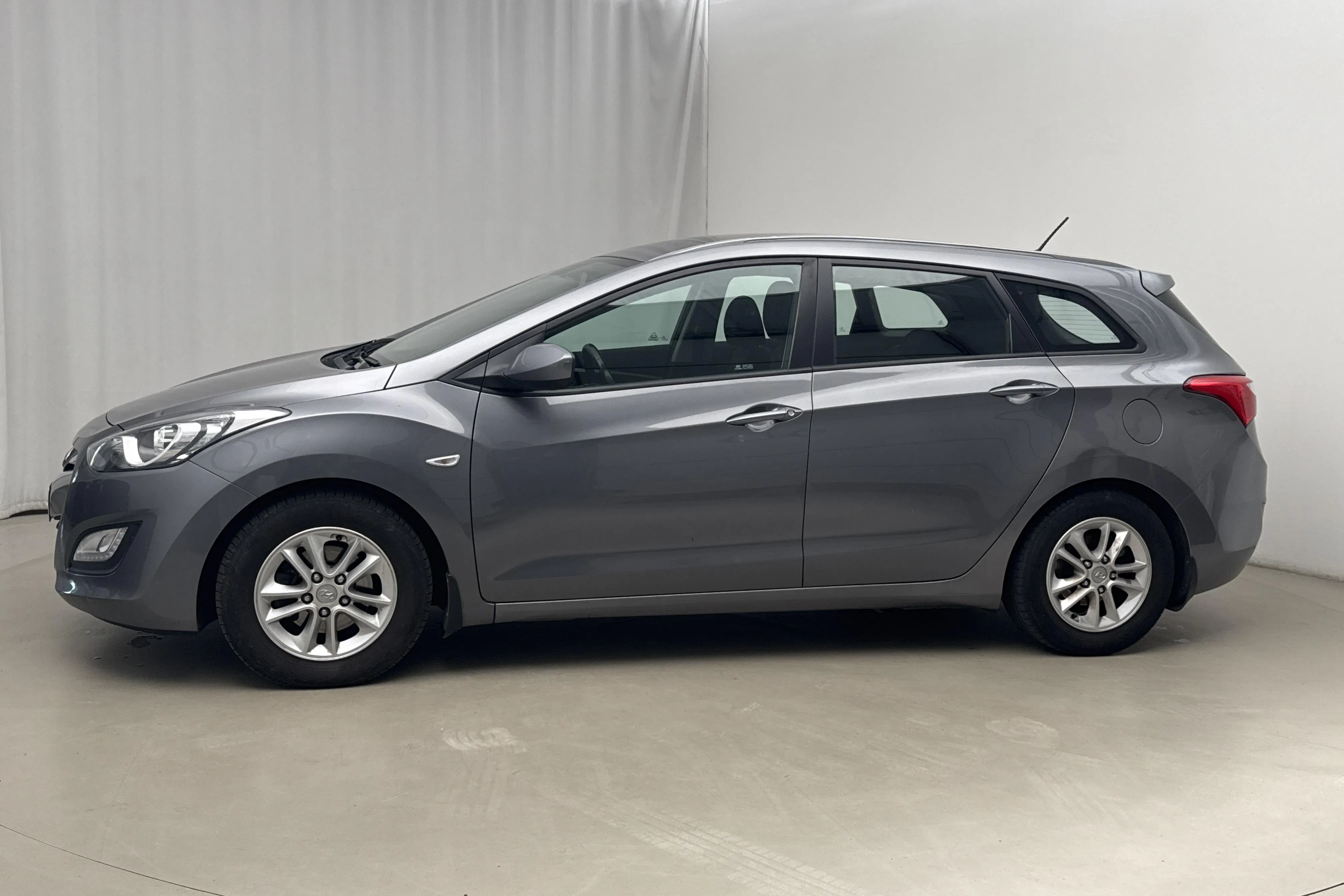 Presentation photo 2 of 17: Hyundai i30 1.6 GDI Kombi (135hk) - 199 210 km - Manual - gray - 2014