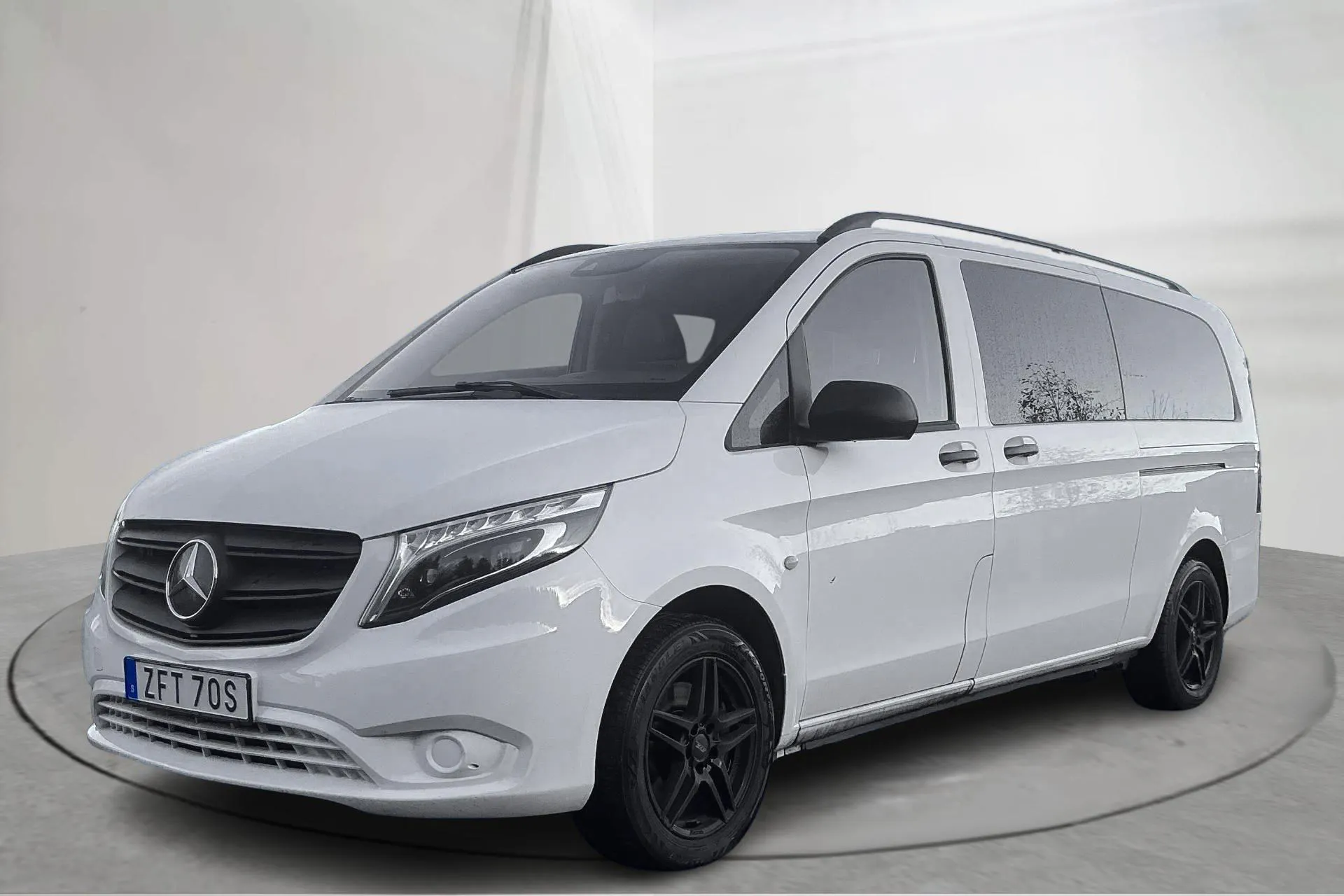 Presentationsfoto 1 av 17: Mercedes Vito Tourer 116 CDI 4MATIC W640 (163hk) - 13 956 mil - Automat - vit - 2023