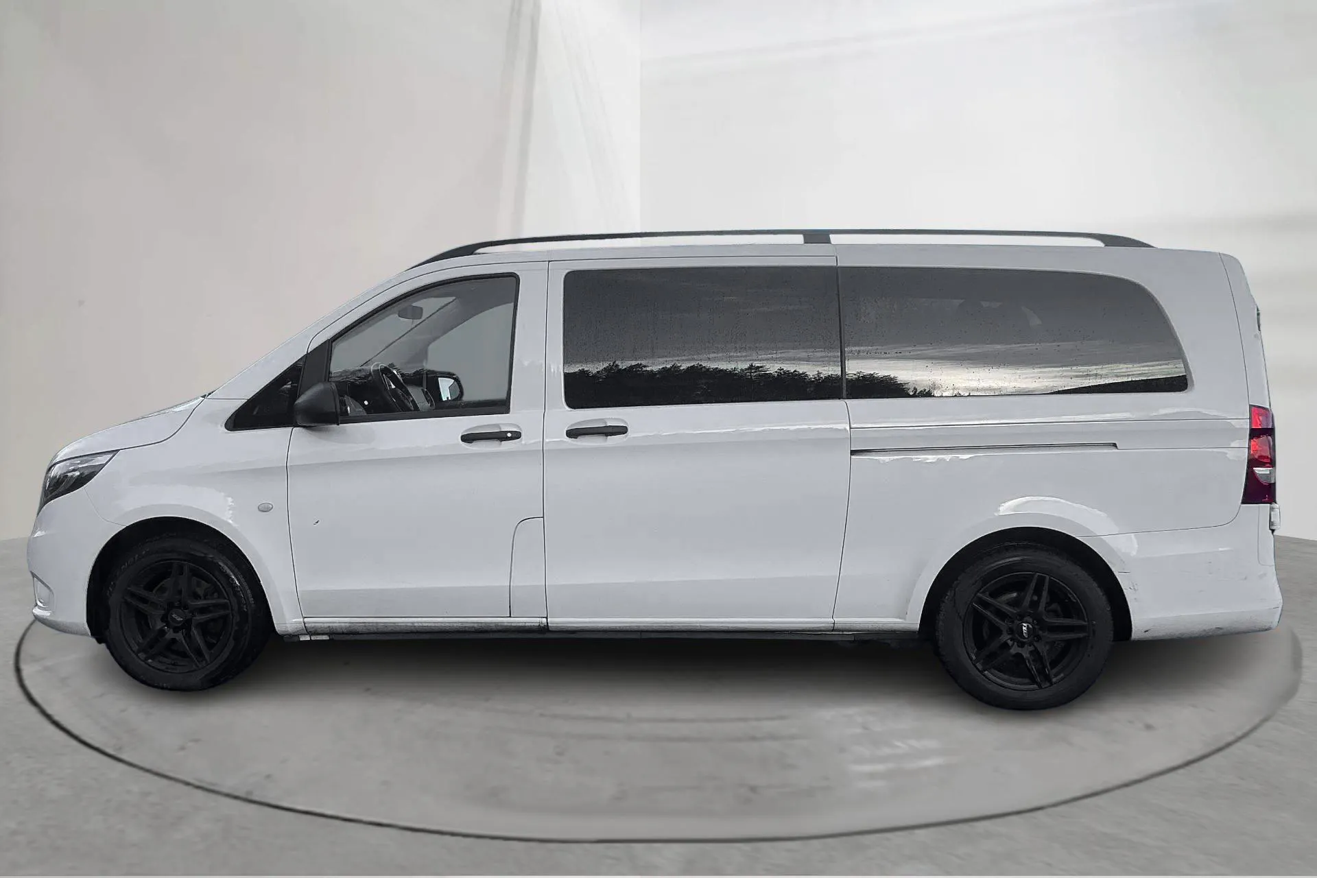 Presentationsfoto 2 av 17: Mercedes Vito Tourer 116 CDI 4MATIC W640 (163hk) - 13 956 mil - Automat - vit - 2023