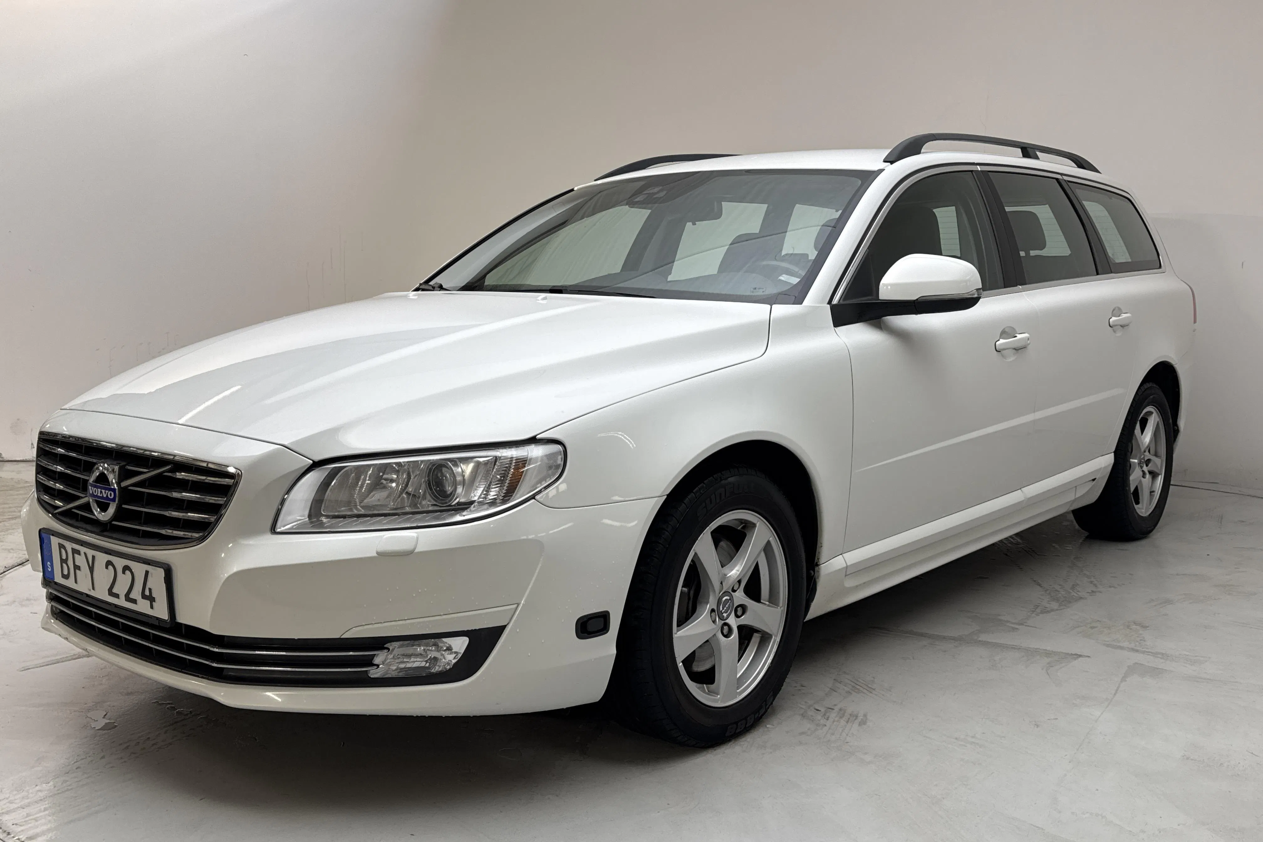 Presentationsfoto 1 av 14: Volvo V70 II D4 AWD (181hk) - 17 767 mil - Automat - vit - 2015