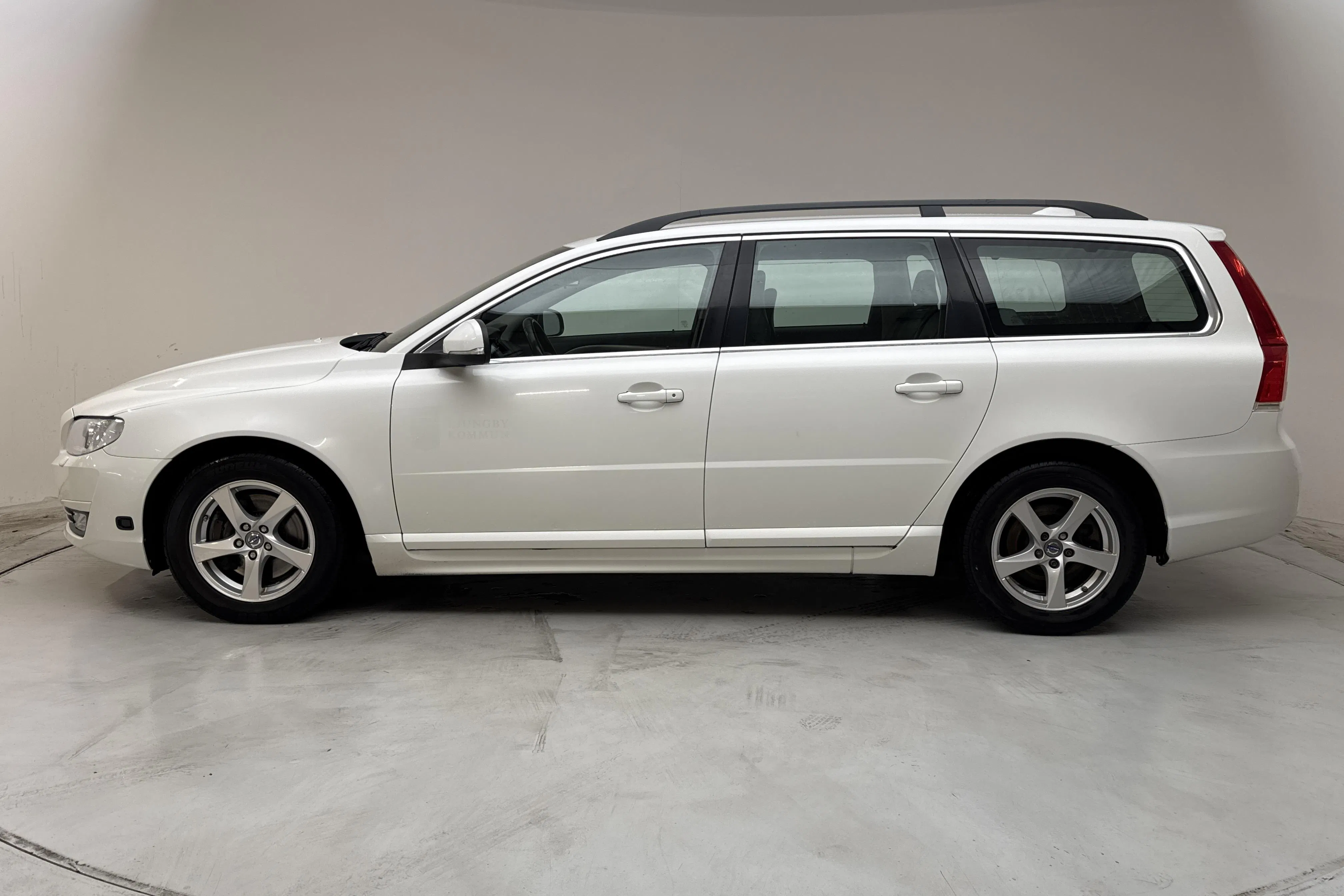 Presentationsfoto 2 av 14: Volvo V70 II D4 AWD (181hk) - 17 767 mil - Automat - vit - 2015