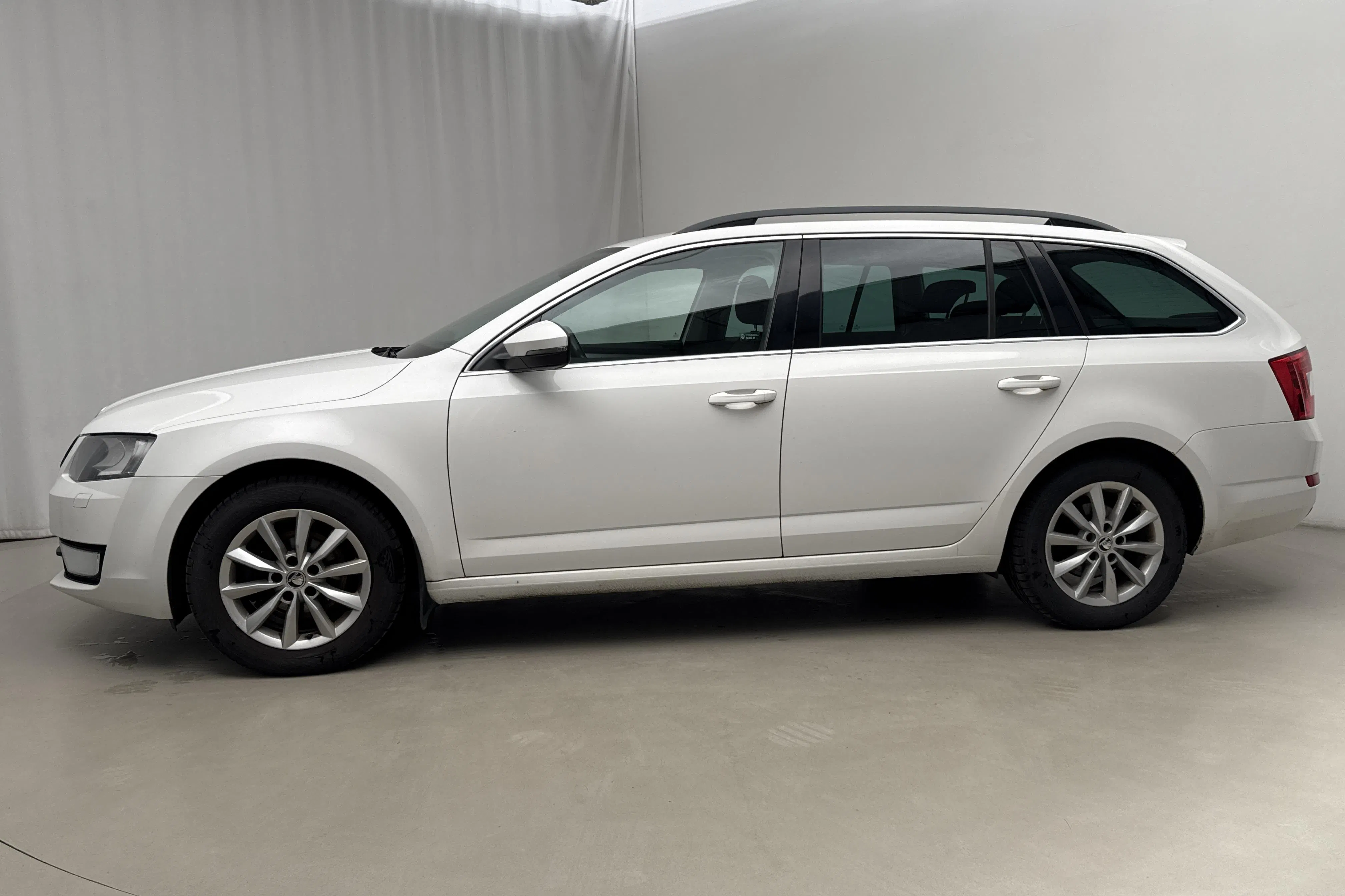 Presentation photo 2 of 17: Skoda Octavia III 1.4 TSI G-TEC Combi (110hk) - 279 940 km - Automatic - white - 2017