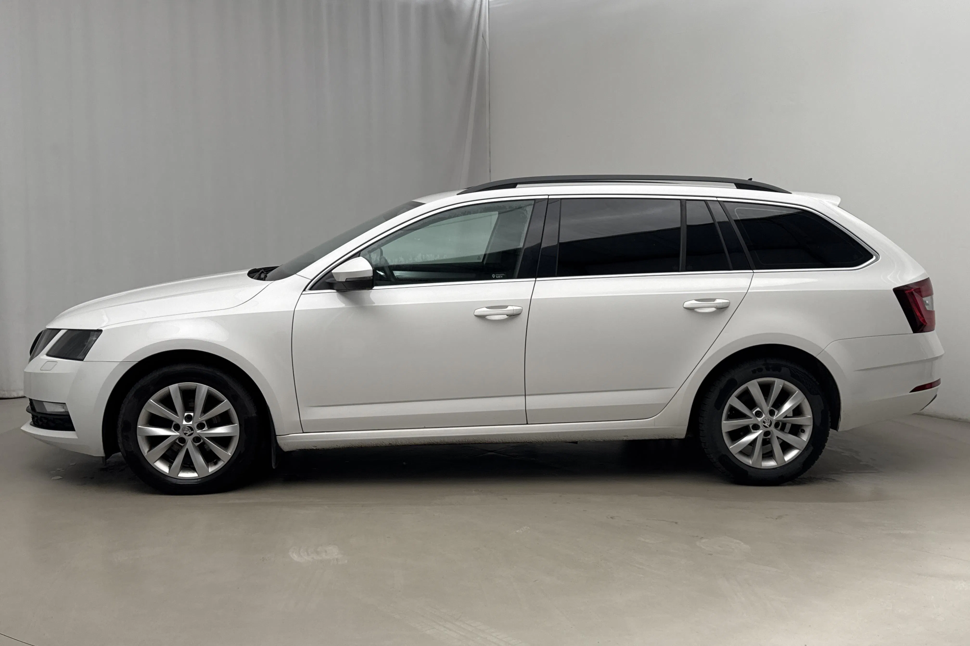 Presentationsfoto 2 av 18: Skoda Octavia III 1.6 TDI Combi (115hk) - 24 561 mil - Automat - vit - 2019