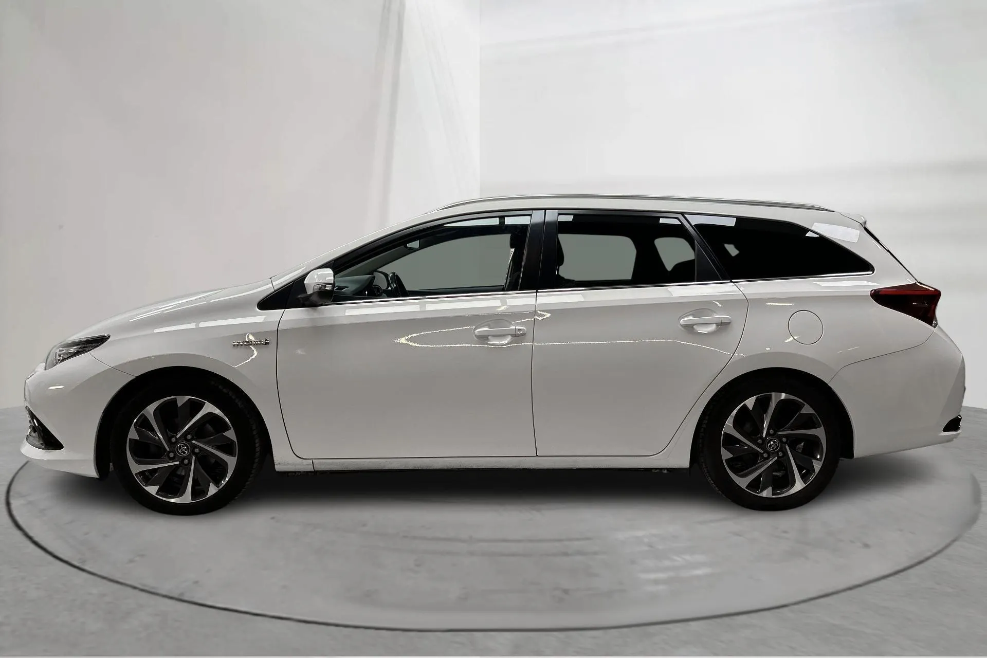 Presentationsfoto 2 av 14: Toyota Auris 1.8 HSD Touring Sports (99hk) - 20 973 mil - Automat - vit - 2017