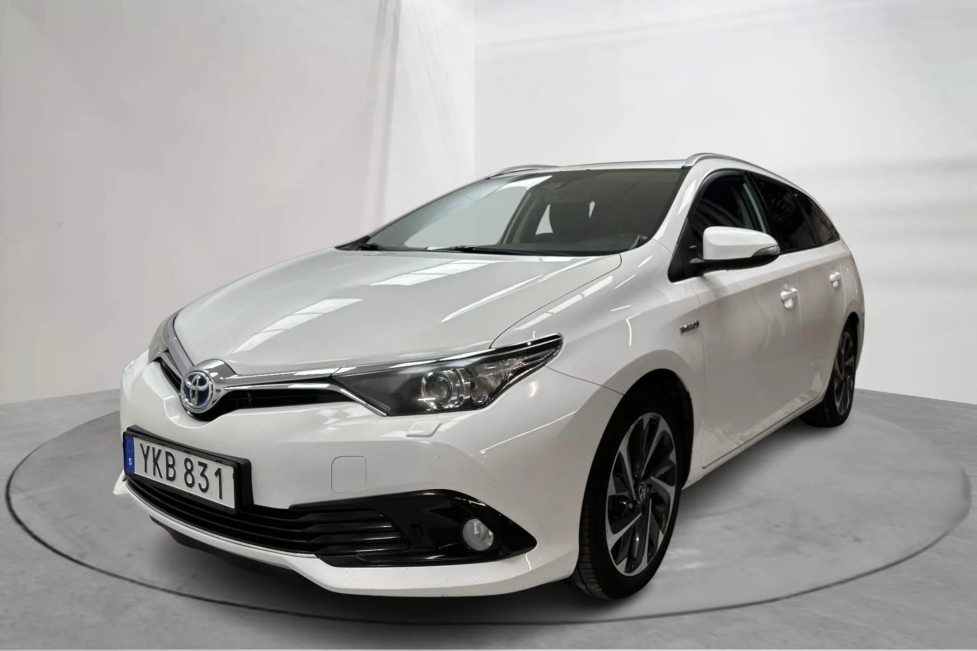 Presentationsfoto 1 av 14: Toyota Auris 1.8 HSD Touring Sports (99hk) - 20 973 mil - Automat - vit - 2017