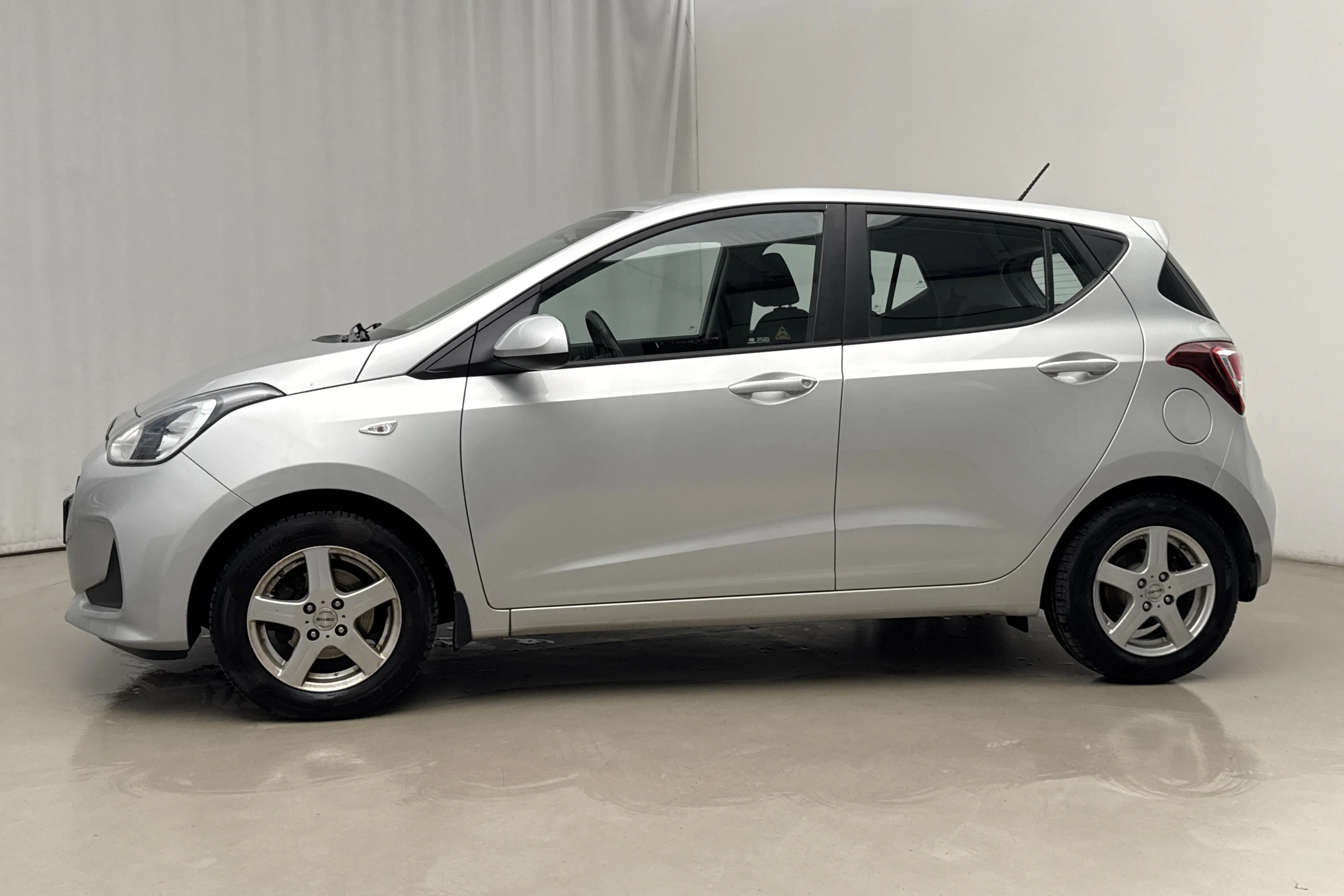Presentation photo 2 of 15: Hyundai i10 1.0 (66hk) - 94 330 km - Manual - silver - 2018