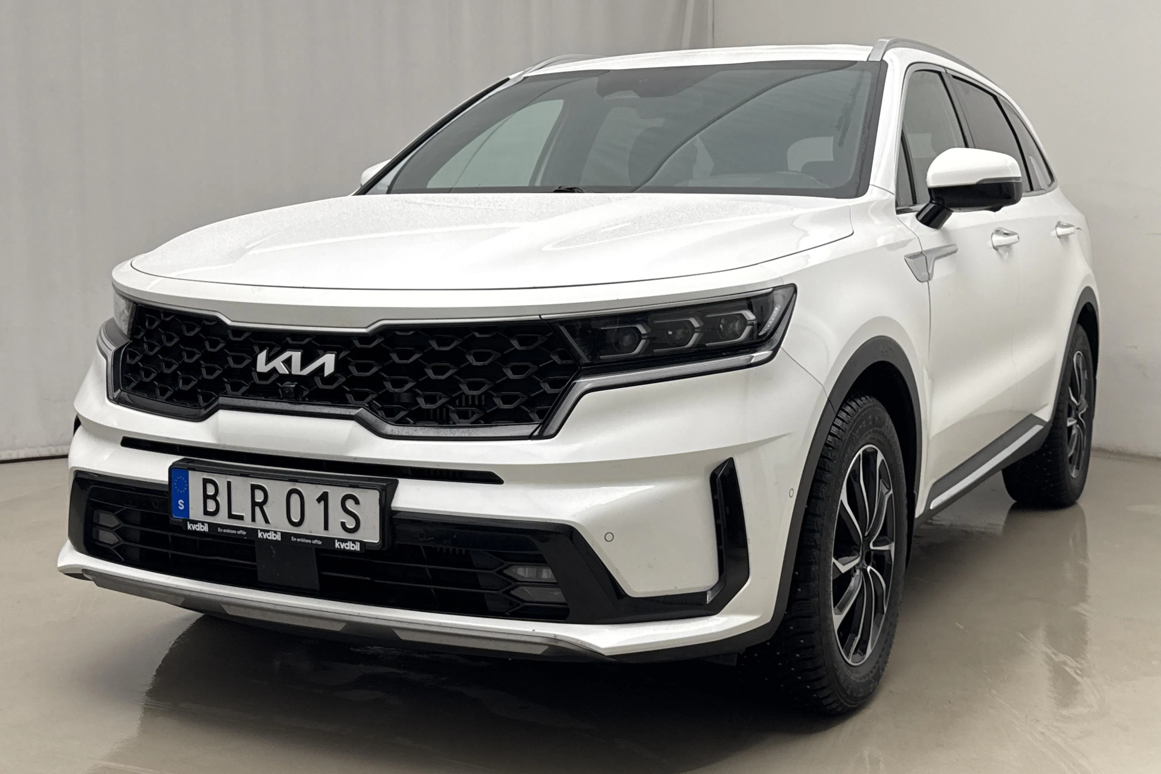 Presentation photo 1 of 28: KIA Sorento 1.6 T-GDi Plug-in Hybrid AWD (265hk) - 79 960 km - Automatic - white - 2023