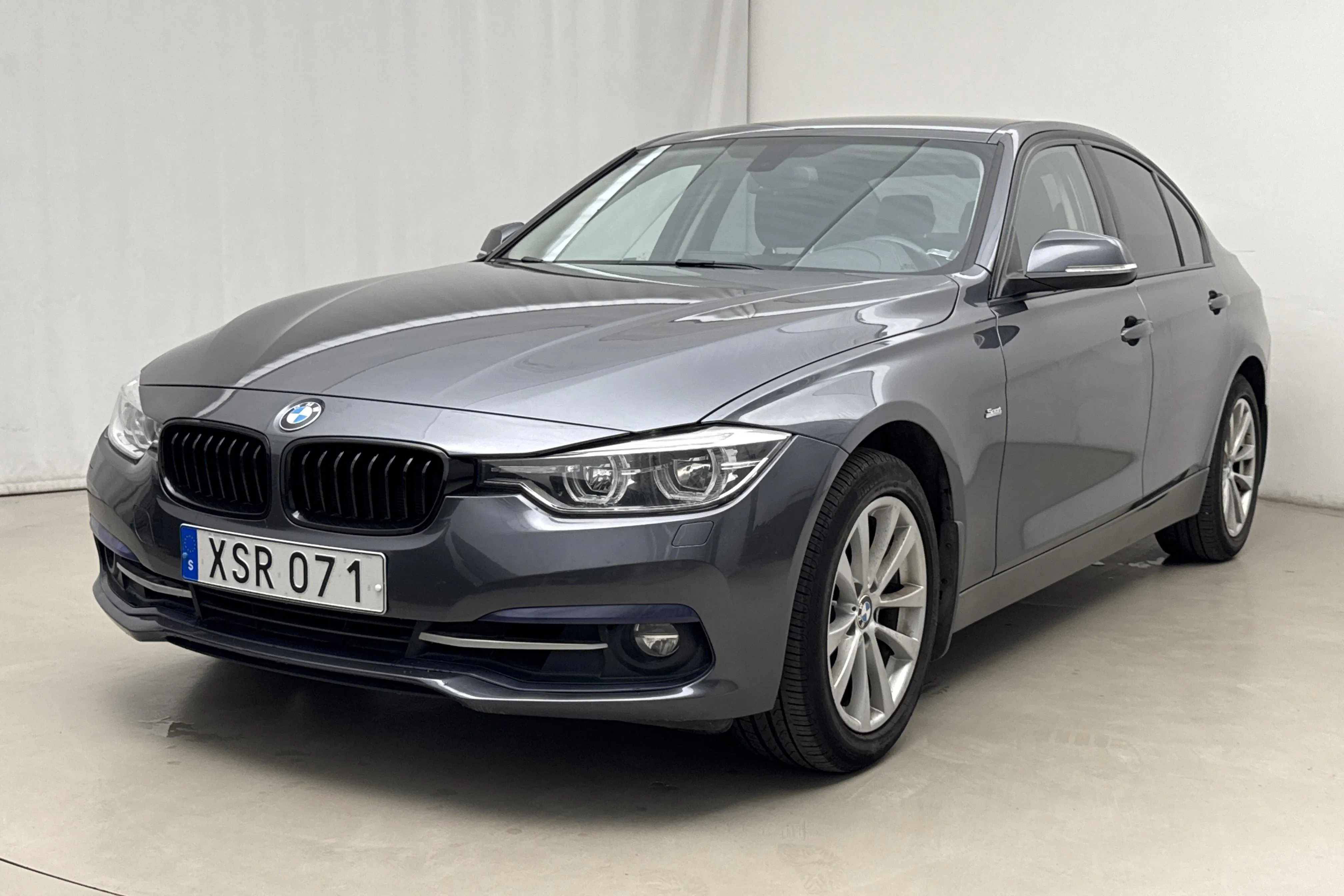 Presentation photo 1 of 15: BMW 320i xDrive Sedan, F30 (184hk) - 132 480 km - Automatic - gray - 2018