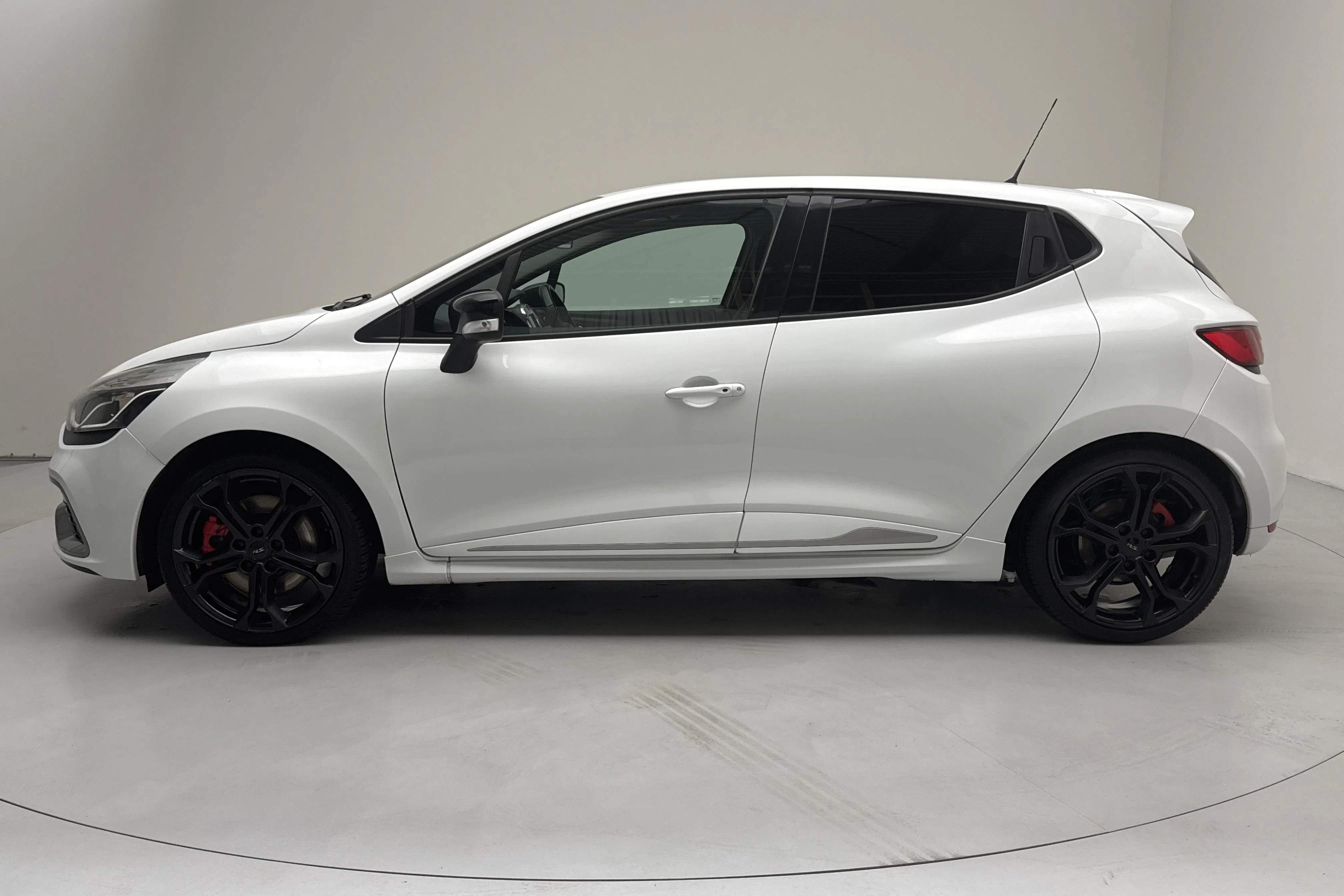 Presentationsfoto 2 av 13: Renault Clio IV R.S. 200 (200hk) - 17 618 mil - Automat - vit - 2015