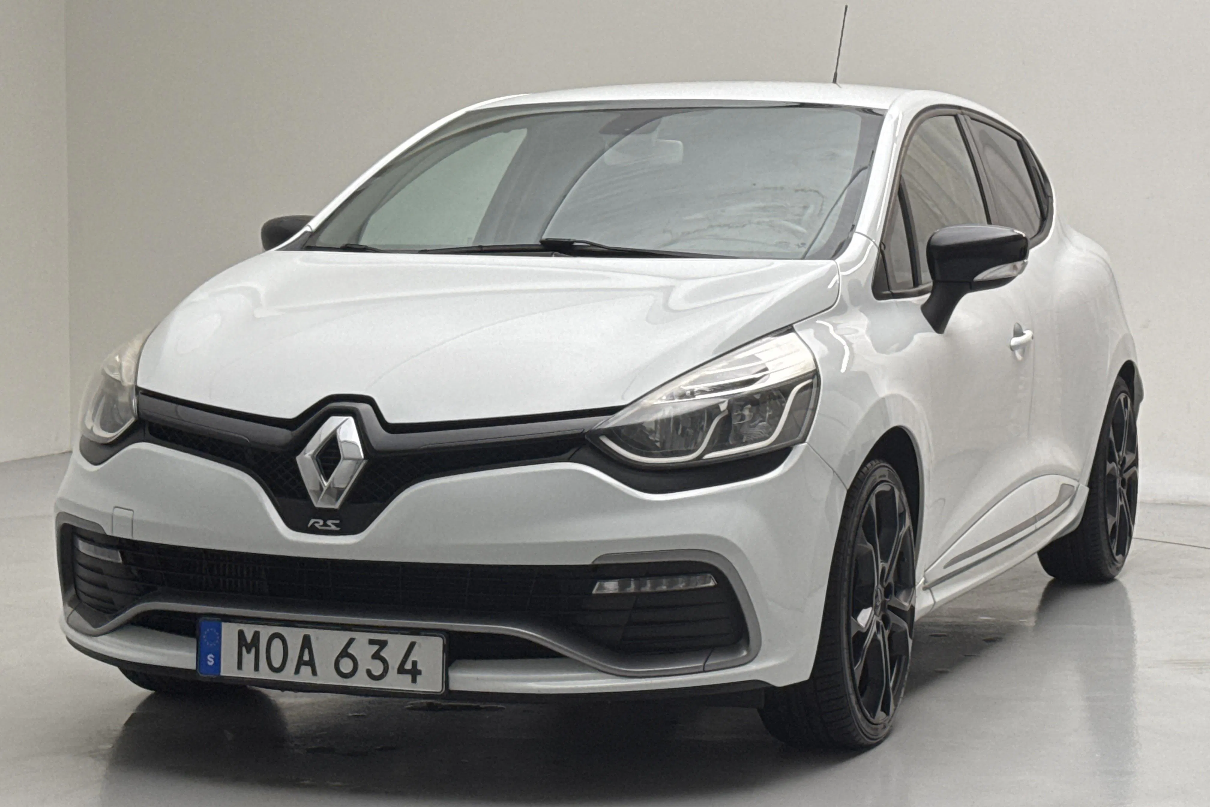 Presentationsfoto 1 av 13: Renault Clio IV R.S. 200 (200hk) - 17 618 mil - Automat - vit - 2015