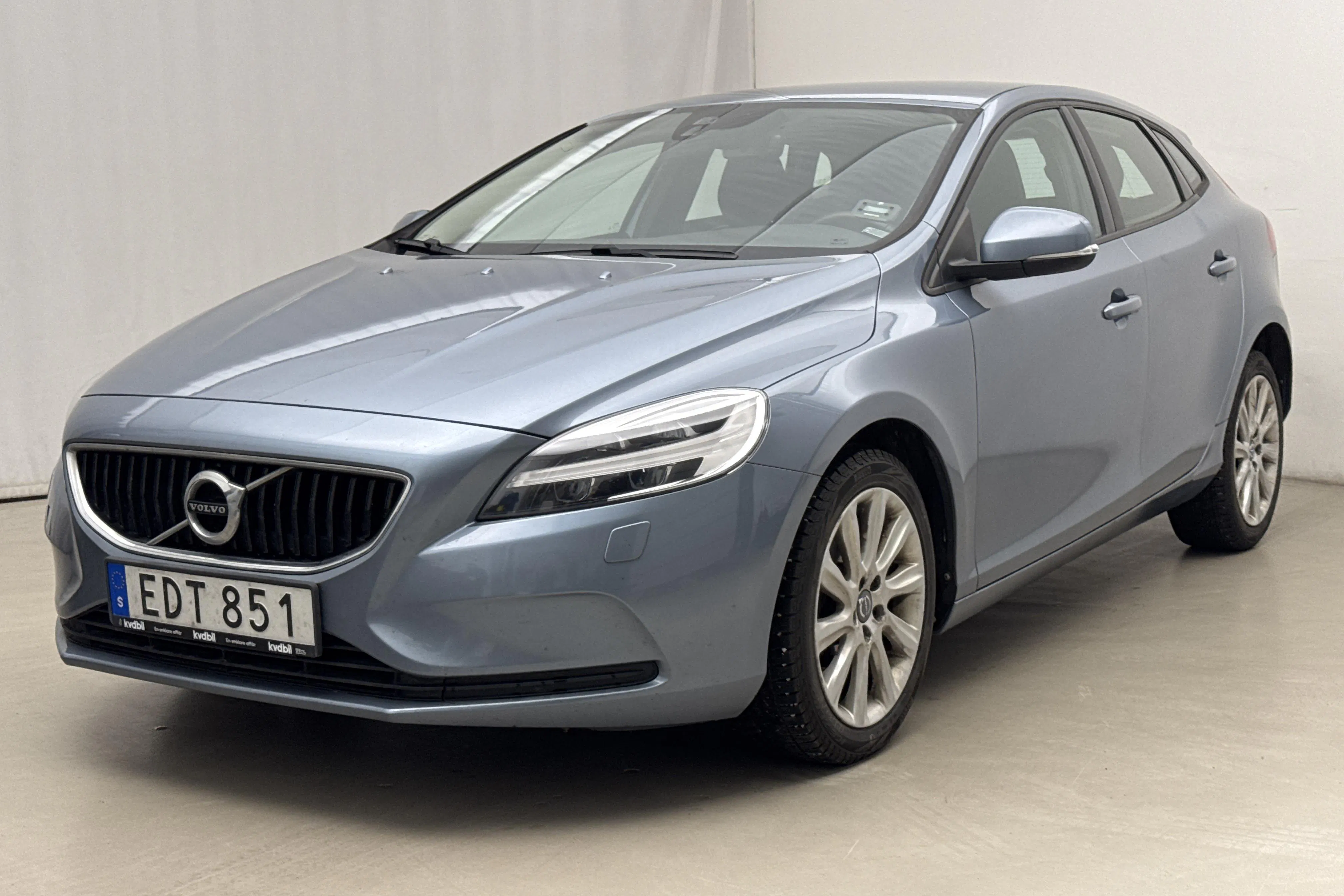 Presentationsfoto 1 av 16: Volvo V40 D2 (120hk) - 8 530 mil - Manuell - Ljusblå - 2018