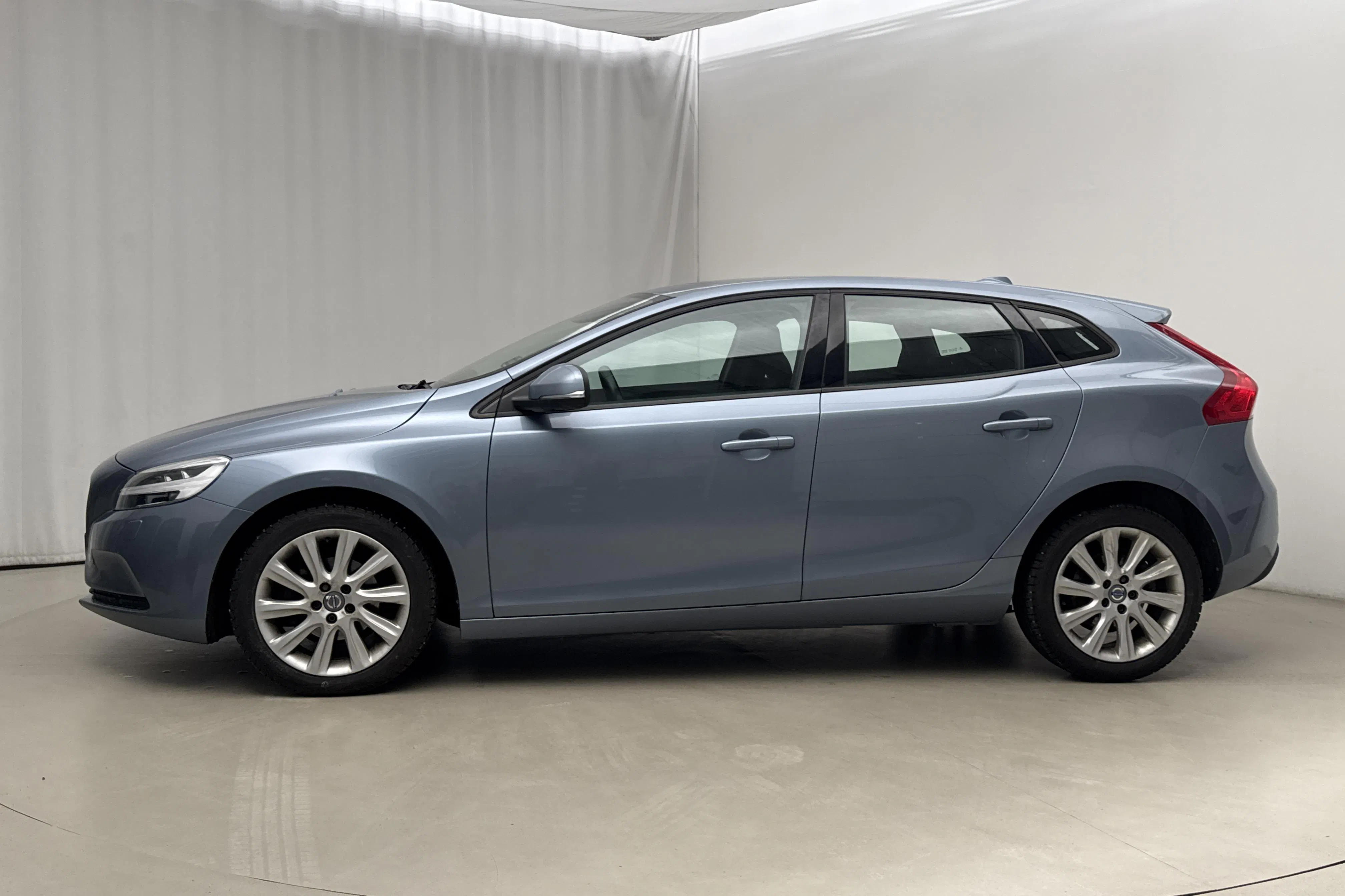 Presentationsfoto 2 av 16: Volvo V40 D2 (120hk) - 8 530 mil - Manuell - Ljusblå - 2018