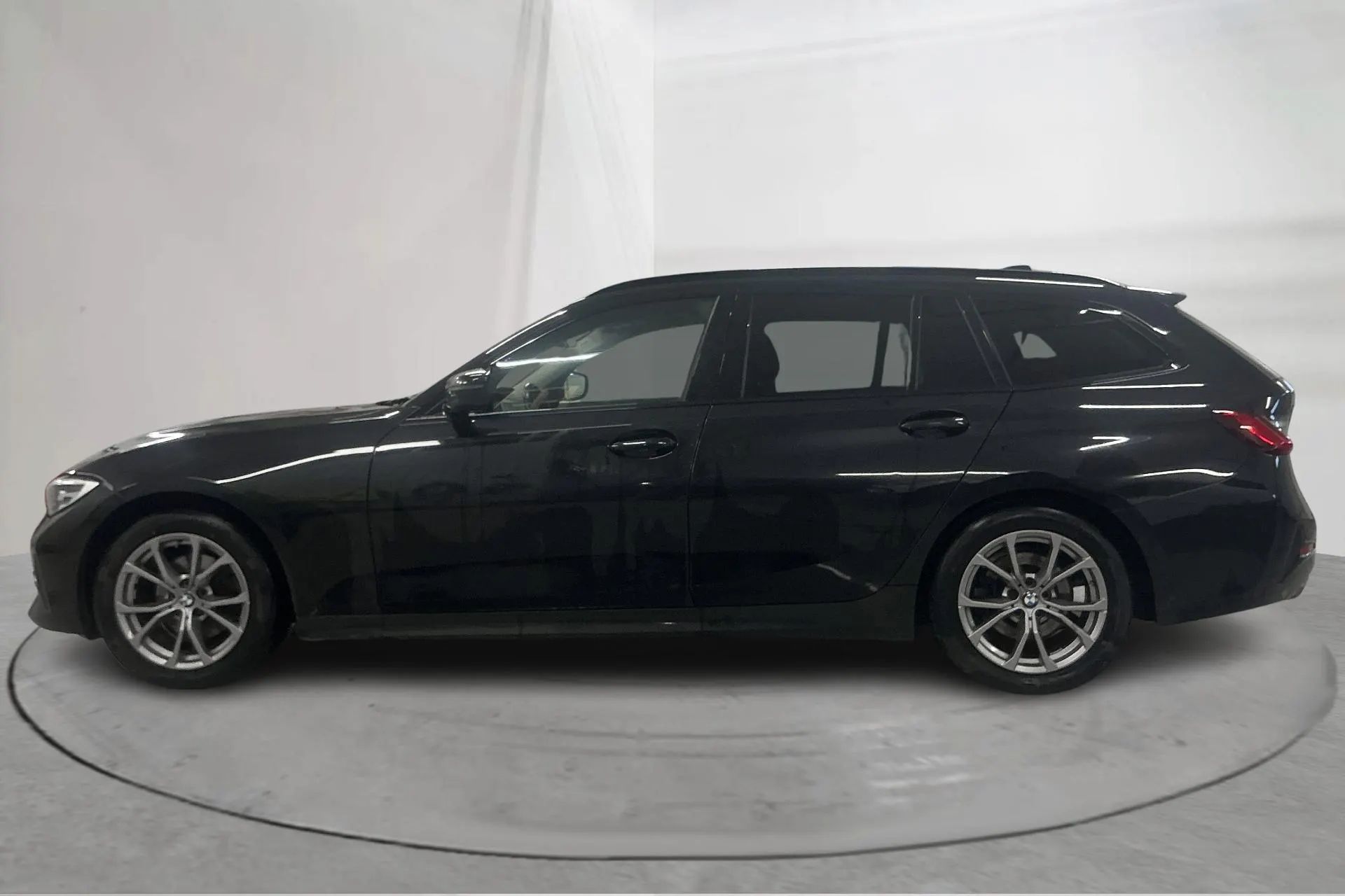 Presentation photo 2 of 21: BMW 320d xDrive Touring, G21 (190hk+11hk) - 192 350 km - Automatic - black - 2020