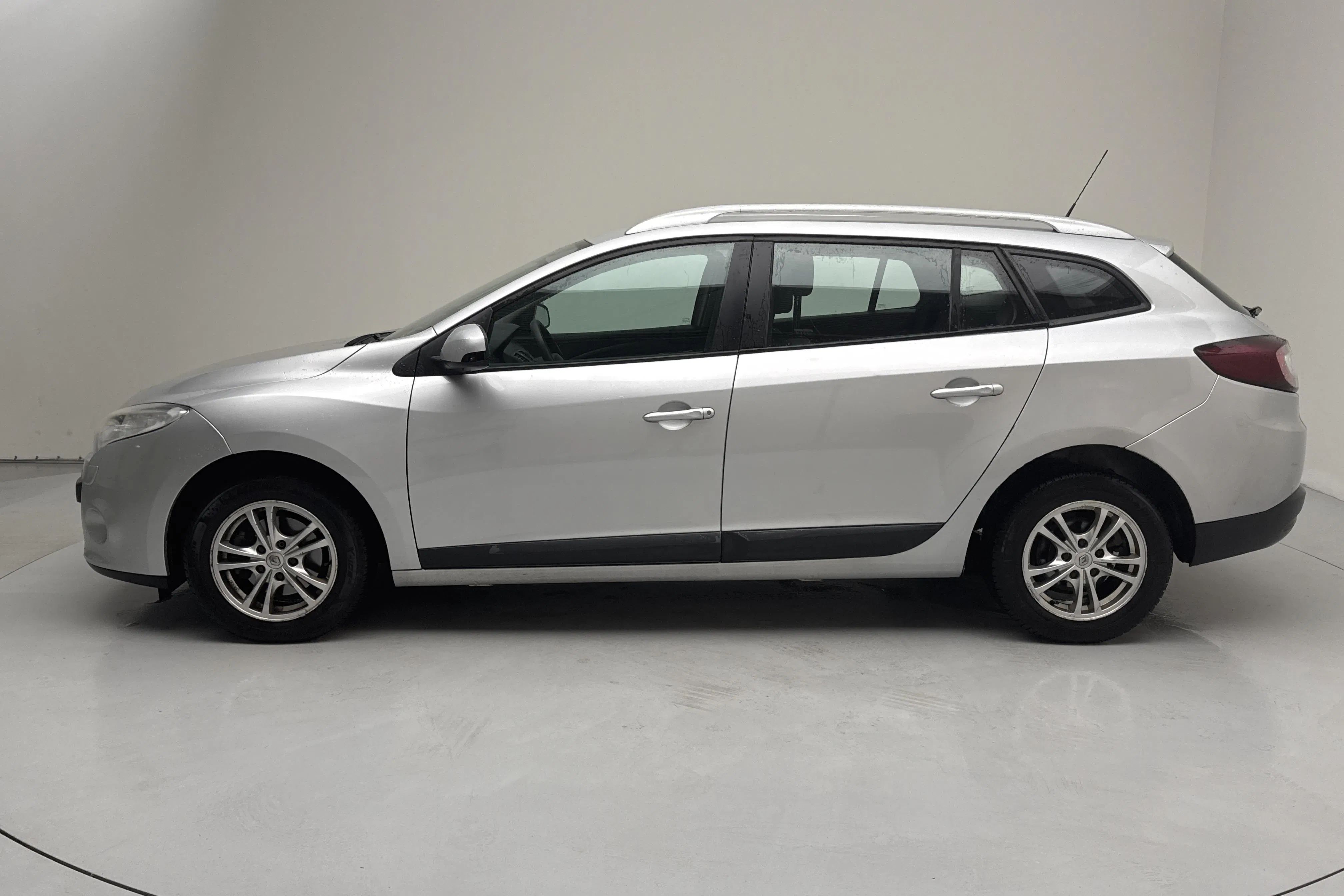 Presentationsfoto 2 av 11: Renault Mégane Phas III 1.5 dCi Sports Tourer (90hk) - 22 629 mil - Manuell - silver - 2010