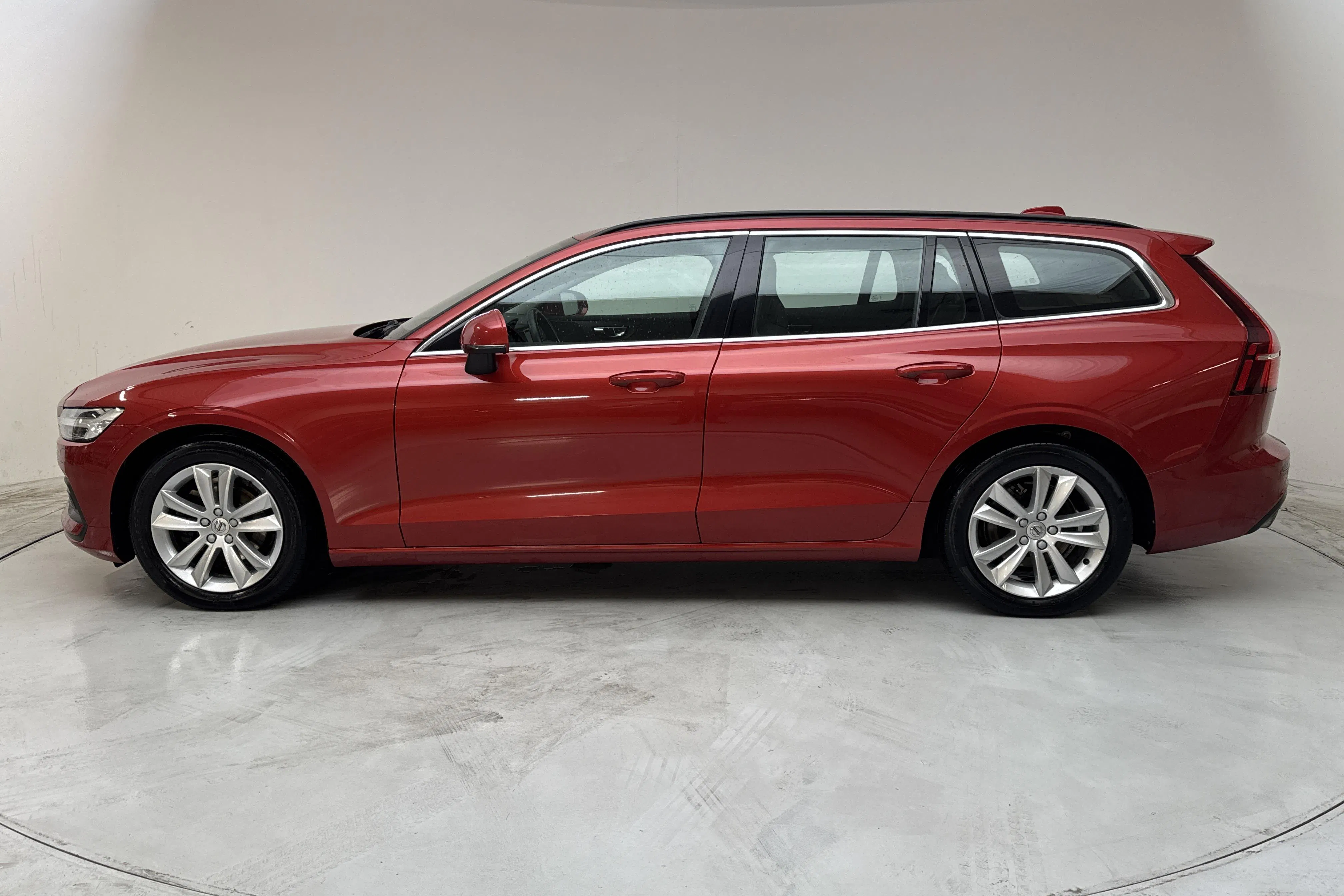 Presentation photo 2 of 15: Volvo V60 B4 Mildhybrid, Bensin (197hk) - 97 070 km - Automatic - red - 2022