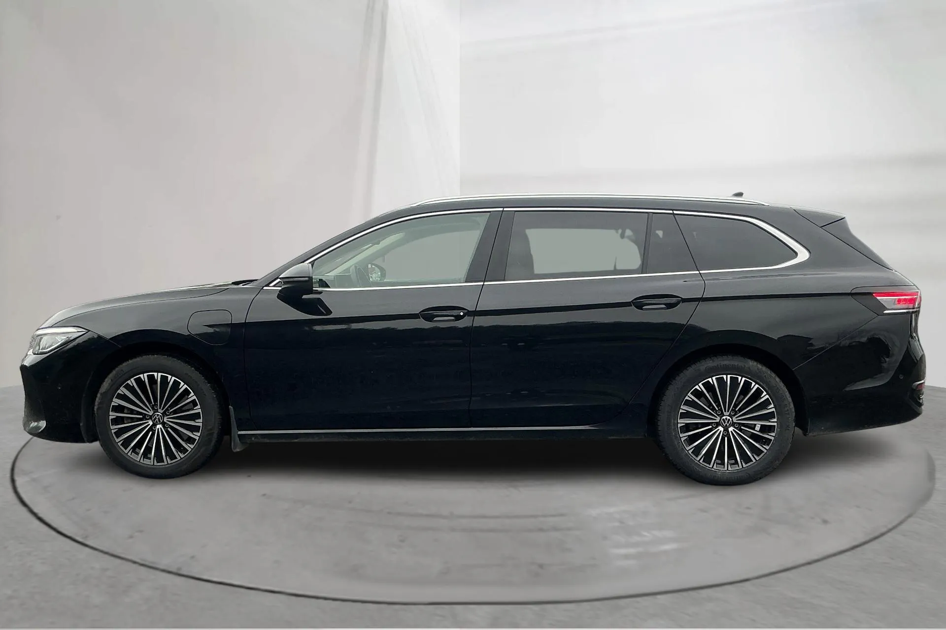 Presentation photo 2 of 18: VW Passat 1.5 TSI eHybrid Sportscombi (272hk) - 143 230 km - Automatic - black - 2024