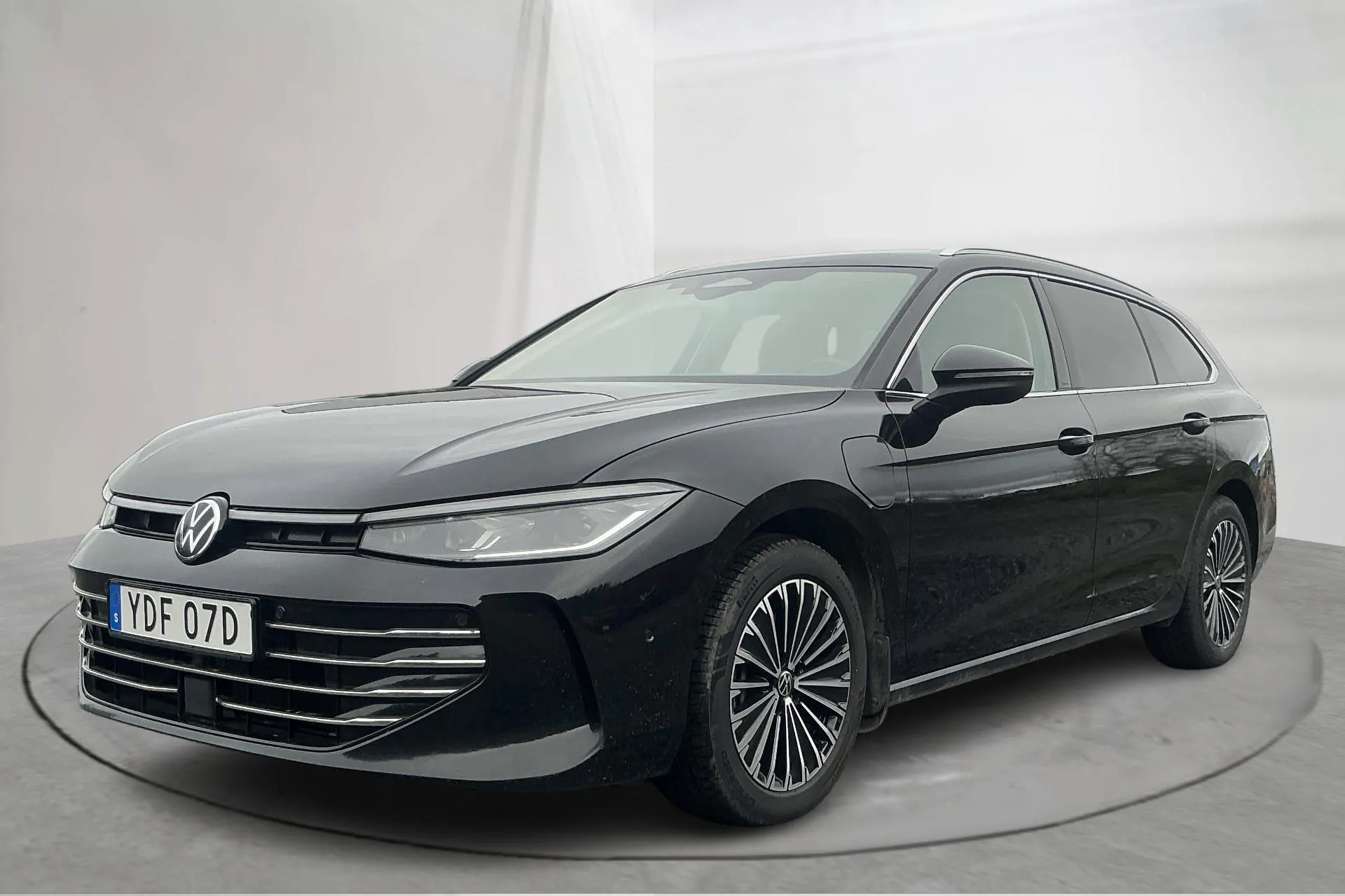 Presentation photo 1 of 18: VW Passat 1.5 TSI eHybrid Sportscombi (272hk) - 143 230 km - Automatic - black - 2024