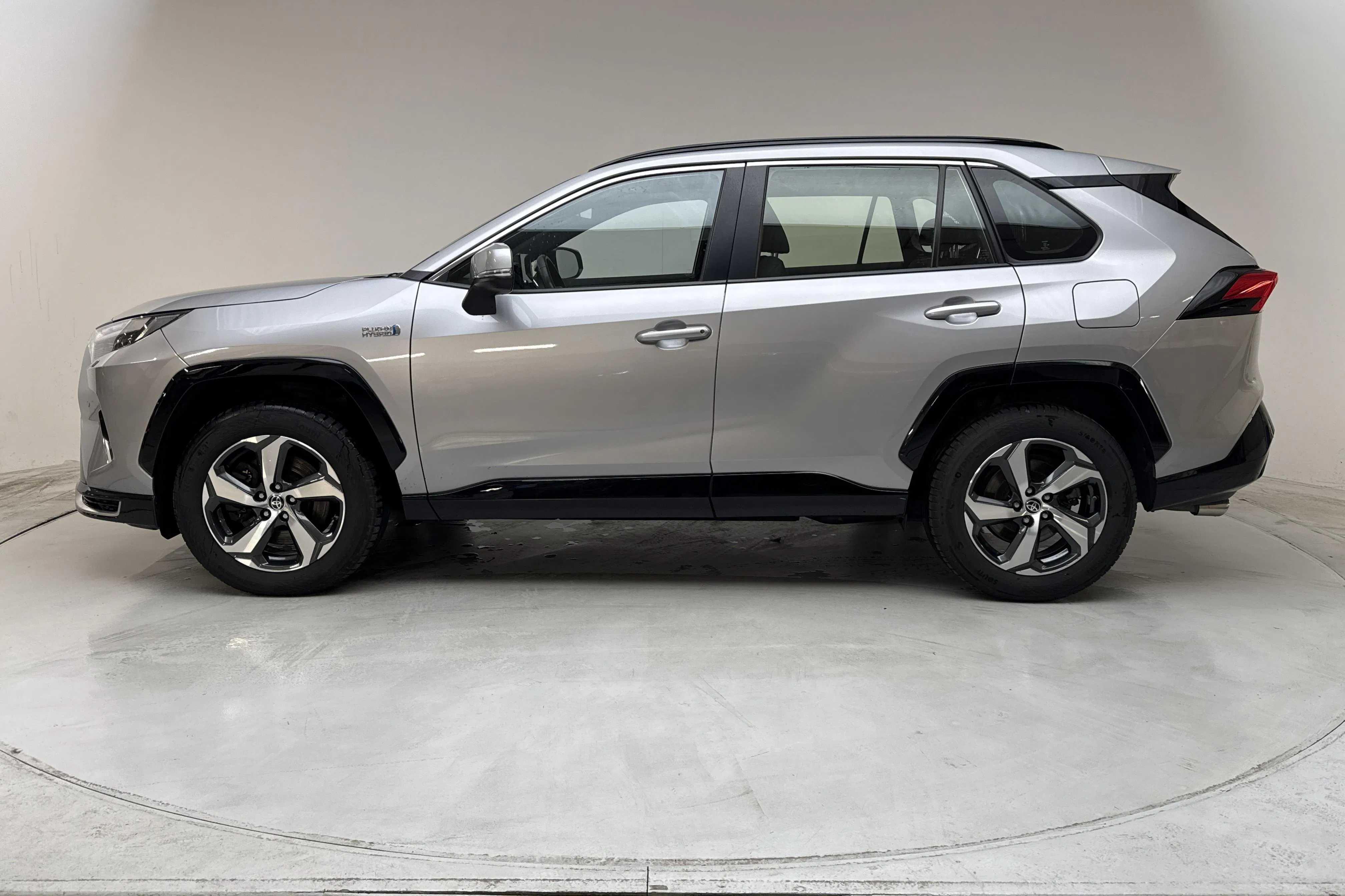 Presentationsfoto 2 av 17: Toyota RAV4 2.5 Plug-in Hybrid AWDi (306hk) - 10 381 mil - Automat - silver - 2023