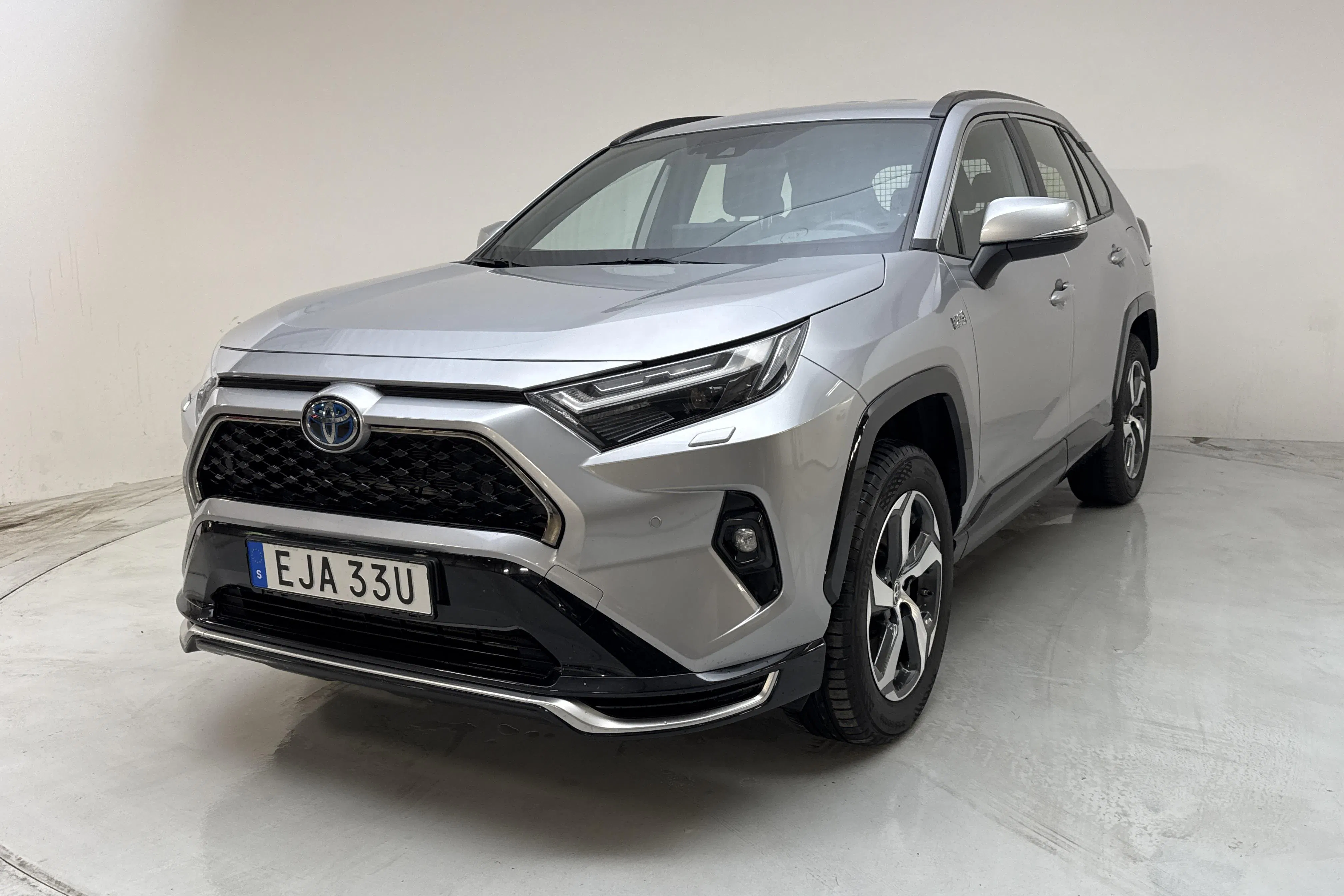 Presentationsfoto 1 av 17: Toyota RAV4 2.5 Plug-in Hybrid AWDi (306hk) - 10 381 mil - Automat - silver - 2023