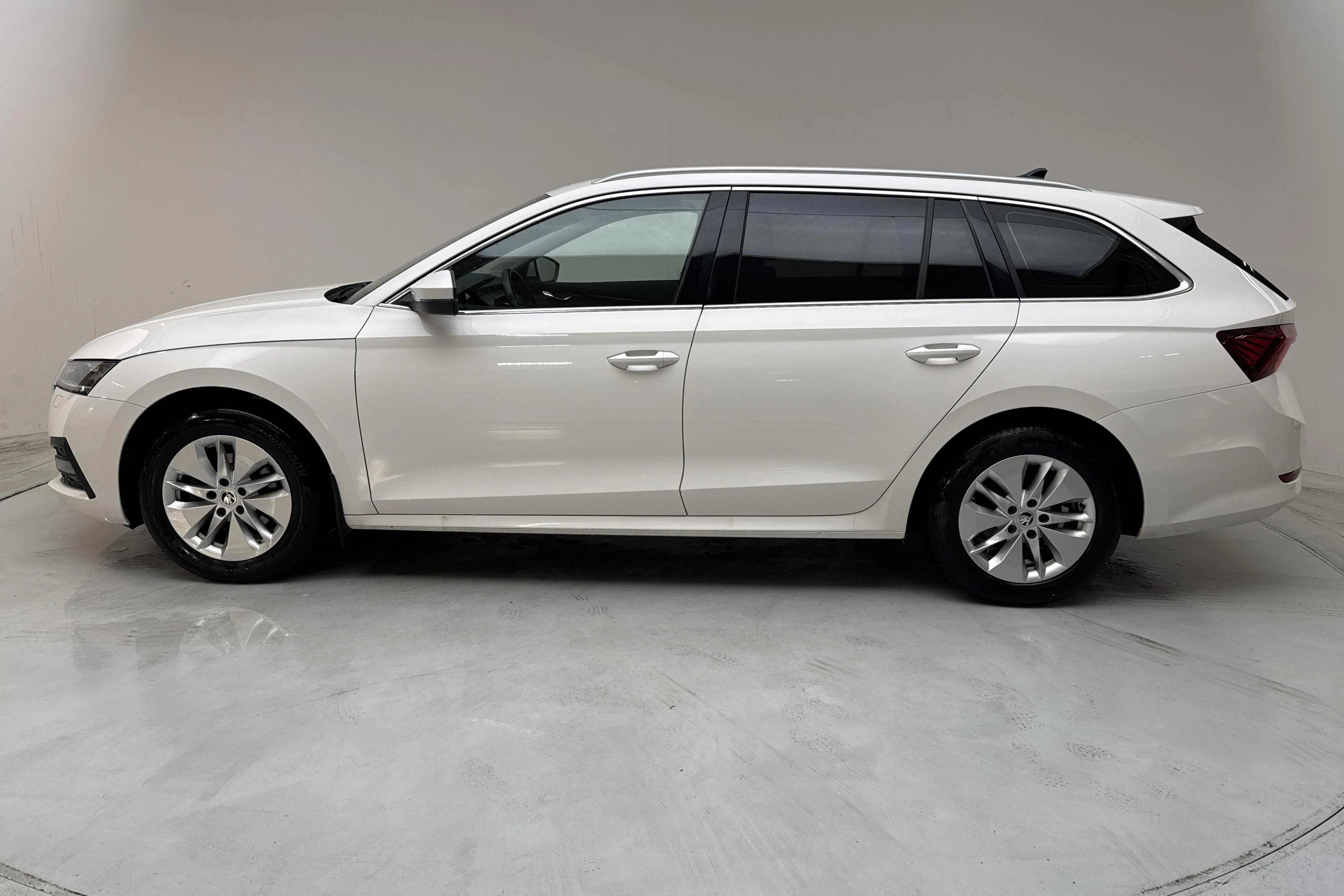 Presentationsfoto 2 av 13: Skoda Octavia G-TEC 1.5 TSI Combi (130hk) - 4 143 mil - Automat - vit - 2023