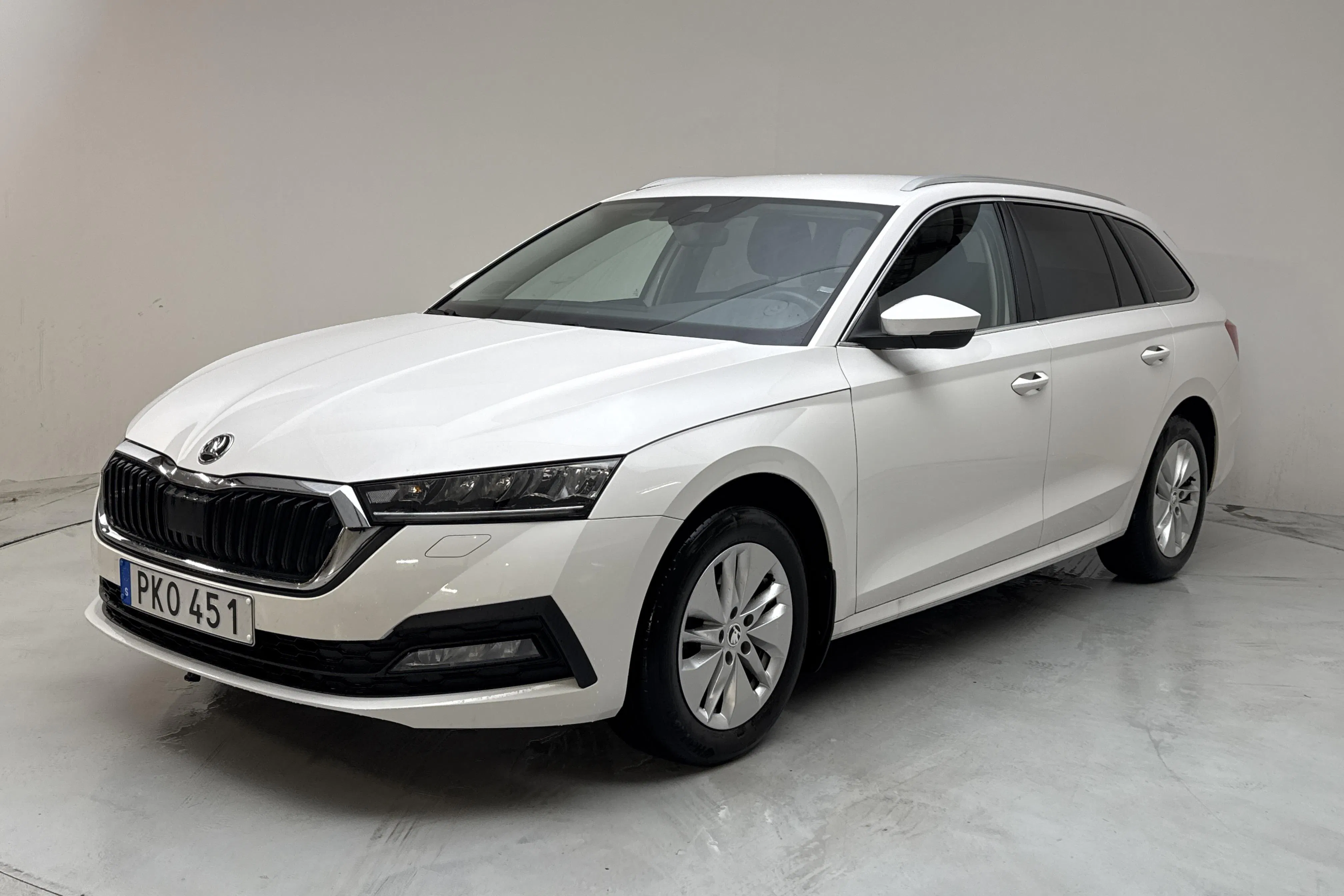 Presentationsfoto 1 av 13: Skoda Octavia G-TEC 1.5 TSI Combi (130hk) - 4 143 mil - Automat - vit - 2023