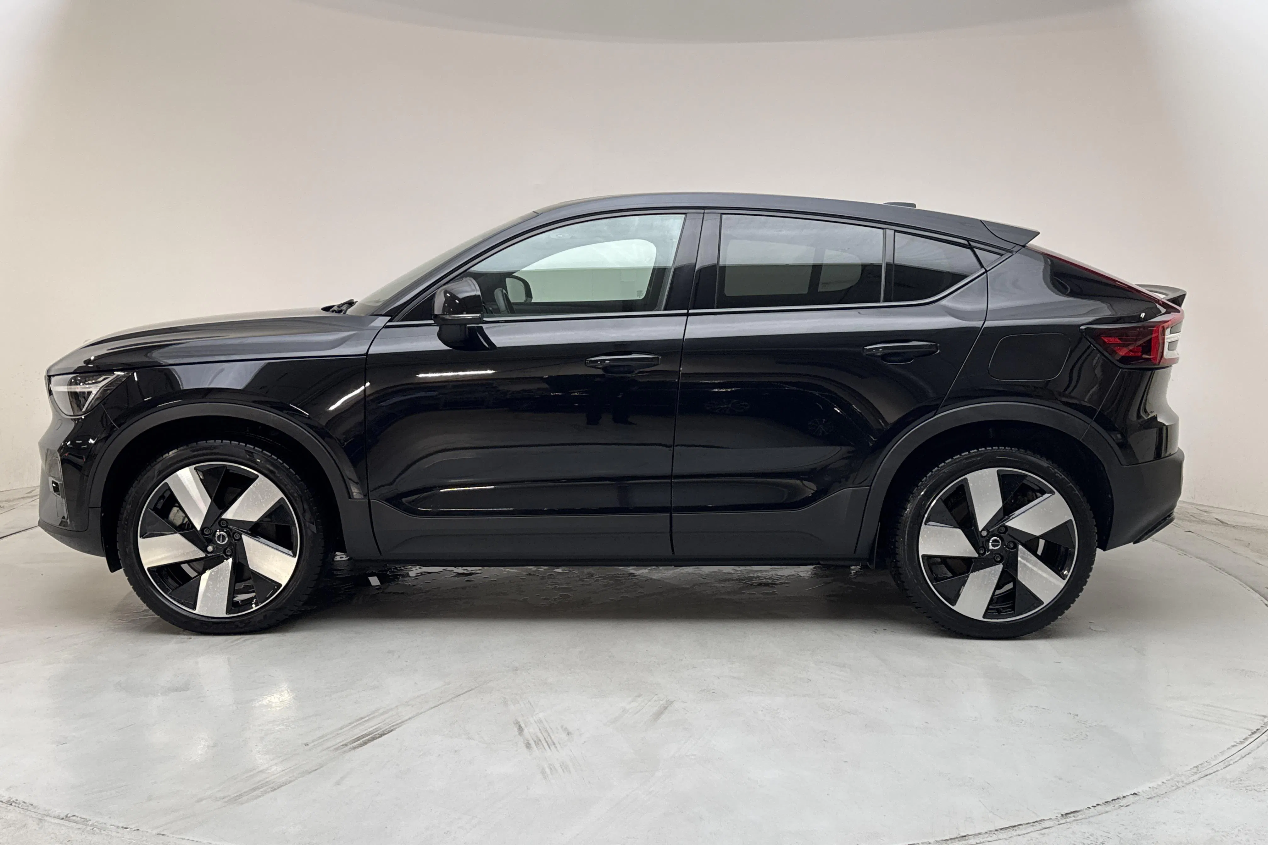Presentationsfoto 2 av 19: Volvo C40 Recharge (231hk) - 9 824 mil - Automat - svart - 2023