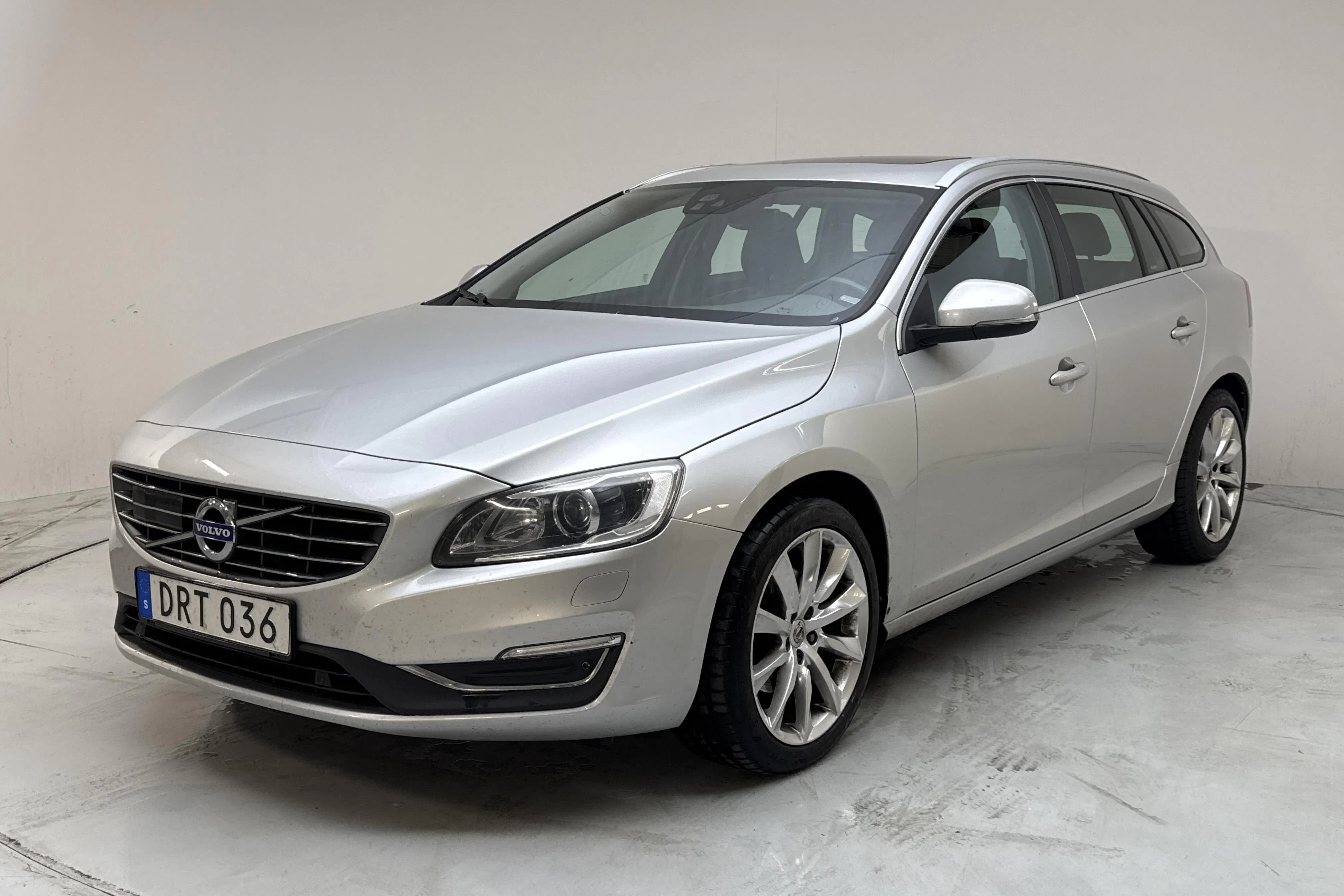 Presentationsfoto 1 av 15: Volvo V60 D4 (190hk) - 22 380 mil - Automat - silver - 2016