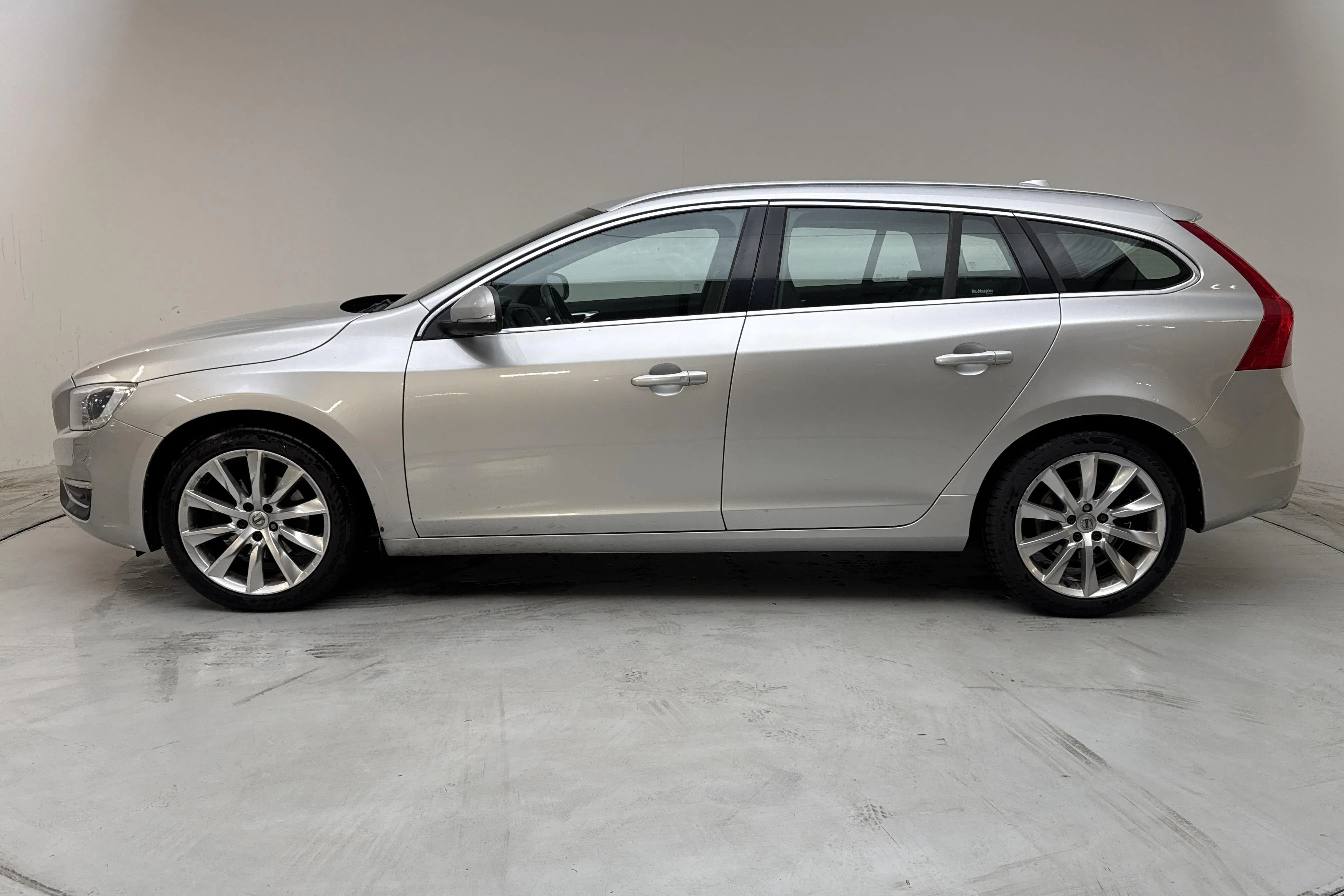 Presentationsfoto 2 av 15: Volvo V60 D4 (190hk) - 22 380 mil - Automat - silver - 2016